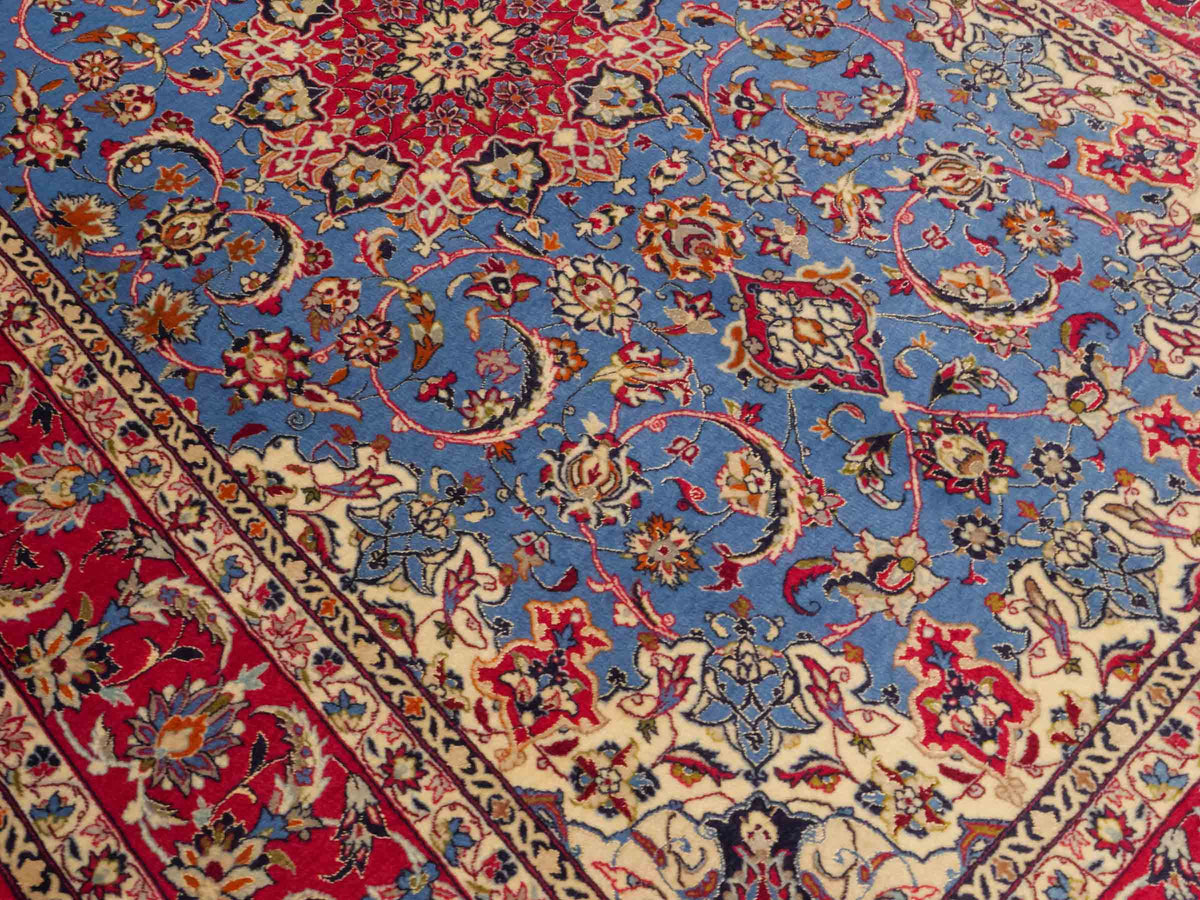 Handgeknüpfter "Tavus" Isfahan Perserteppich von Khademi aus Wolle mit Seide, rot-blau. Feiner, persischer Teppich mit Medaillon, signiert. Orientteppich, geknüpft in Iran. Größe: 247 x 158 cm. Teppichnummer: SB3-1079 | Jupiter In