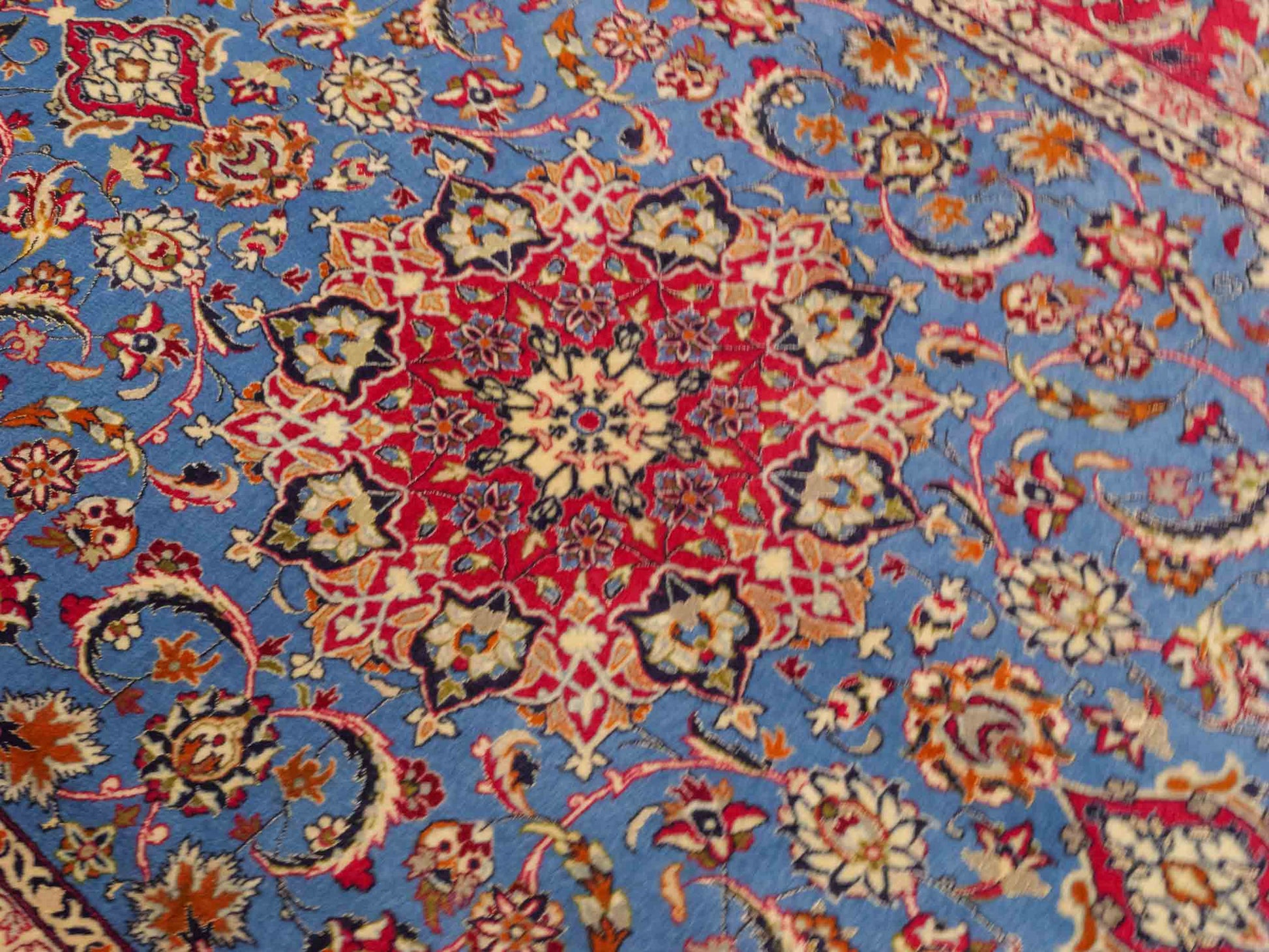 Handgeknüpfter "Tavus" Isfahan Perserteppich von Khademi aus Wolle mit Seide, rot-blau. Feiner, persischer Teppich mit Medaillon, signiert. Orientteppich, geknüpft in Iran. Größe: 247 x 158 cm. Teppichnummer: SB3-1079 | Jupiter In