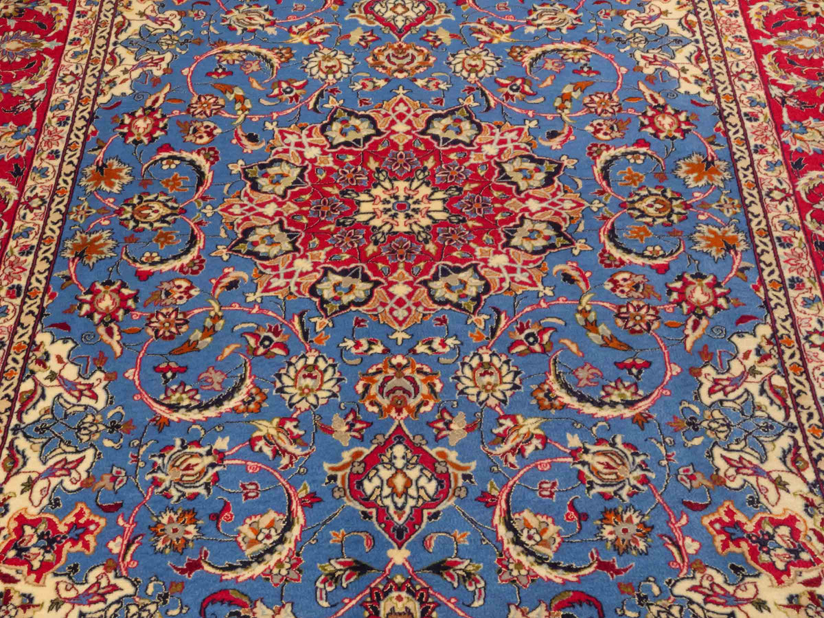 Handgeknüpfter "Tavus" Isfahan Perserteppich von Khademi aus Wolle mit Seide, rot-blau. Feiner, persischer Teppich mit Medaillon, signiert. Orientteppich, geknüpft in Iran. Größe: 247 x 158 cm. Teppichnummer: SB3-1079 | Jupiter In