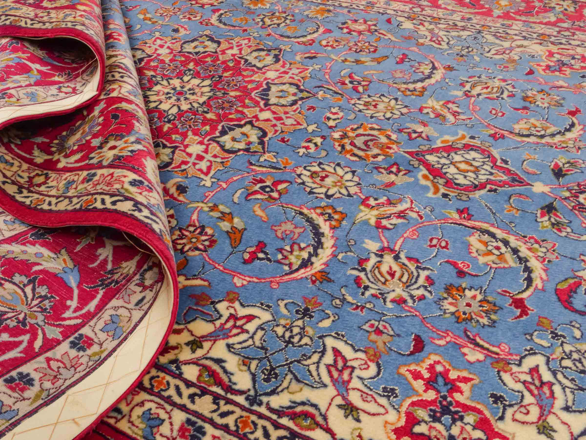 Handgeknüpfter "Tavus" Isfahan Perserteppich von Khademi aus Wolle mit Seide, rot-blau. Feiner, persischer Teppich mit Medaillon, signiert. Orientteppich, geknüpft in Iran. Größe: 247 x 158 cm. Teppichnummer: SB3-1079 | Jupiter In