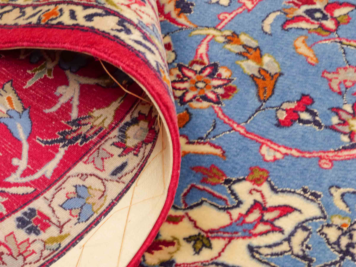 Handgeknüpfter "Tavus" Isfahan Perserteppich von Khademi aus Wolle mit Seide, rot-blau. Feiner, persischer Teppich mit Medaillon, signiert. Orientteppich, geknüpft in Iran. Größe: 247 x 158 cm. Teppichnummer: SB3-1079 | Jupiter In