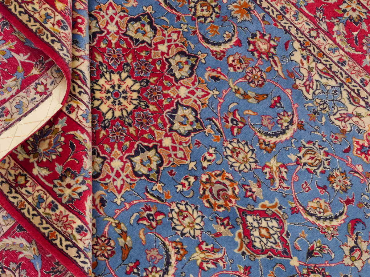 Handgeknüpfter "Tavus" Isfahan Perserteppich von Khademi aus Wolle mit Seide, rot-blau. Feiner, persischer Teppich mit Medaillon, signiert. Orientteppich, geknüpft in Iran. Größe: 247 x 158 cm. Teppichnummer: SB3-1079 | Jupiter In