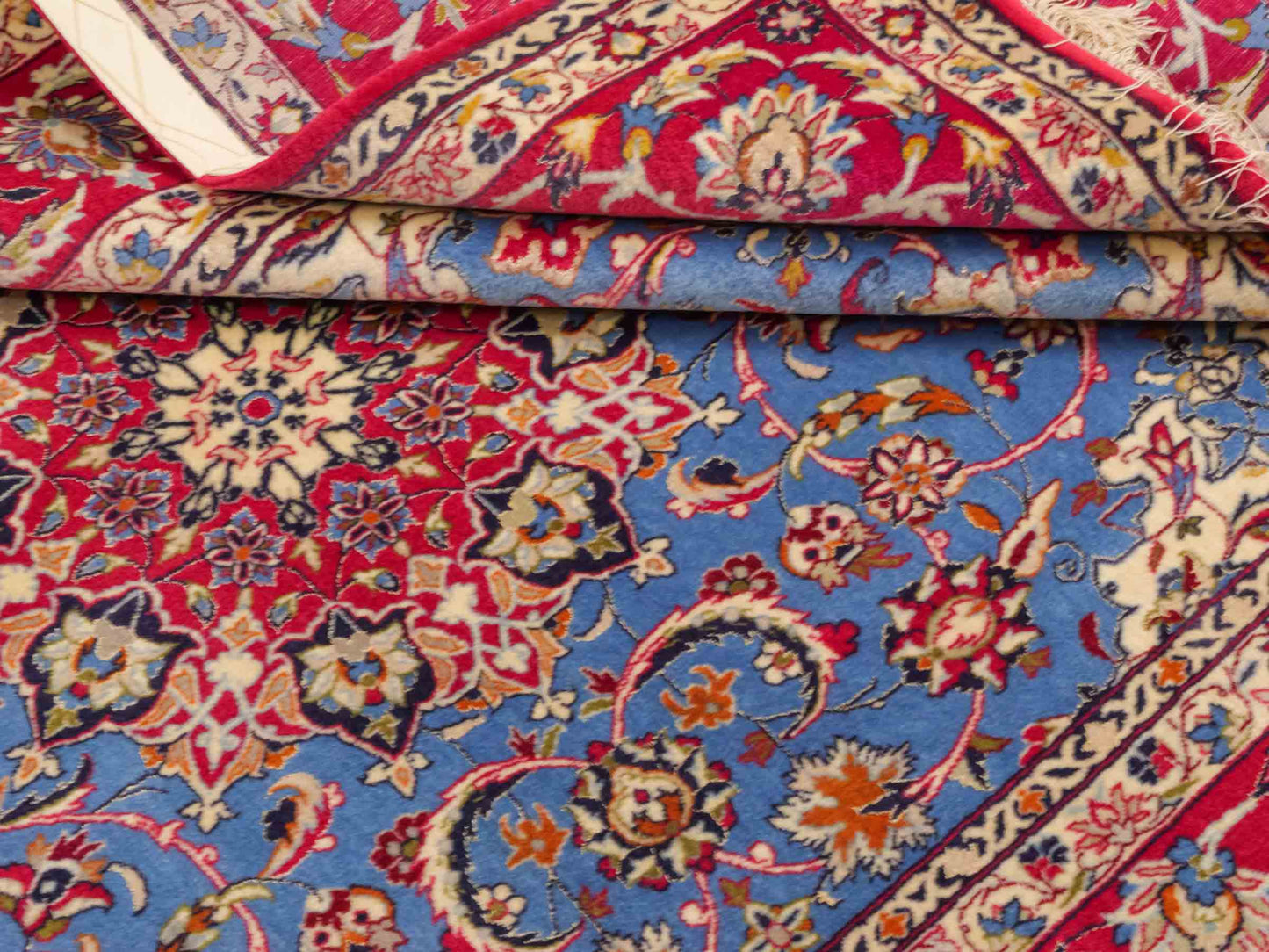 Handgeknüpfter "Tavus" Isfahan Perserteppich von Khademi aus Wolle mit Seide, rot-blau. Feiner, persischer Teppich mit Medaillon, signiert. Orientteppich, geknüpft in Iran. Größe: 247 x 158 cm. Teppichnummer: SB3-1079 | Jupiter In