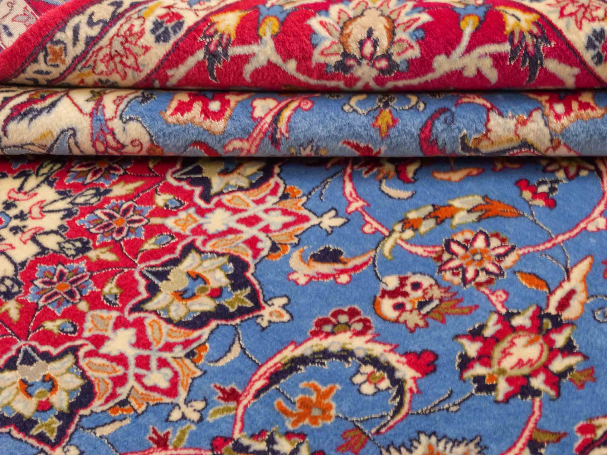 Handgeknüpfter "Tavus" Isfahan Perserteppich von Khademi aus Wolle mit Seide, rot-blau. Feiner, persischer Teppich mit Medaillon, signiert. Orientteppich, geknüpft in Iran. Größe: 247 x 158 cm. Teppichnummer: SB3-1079 | Jupiter In