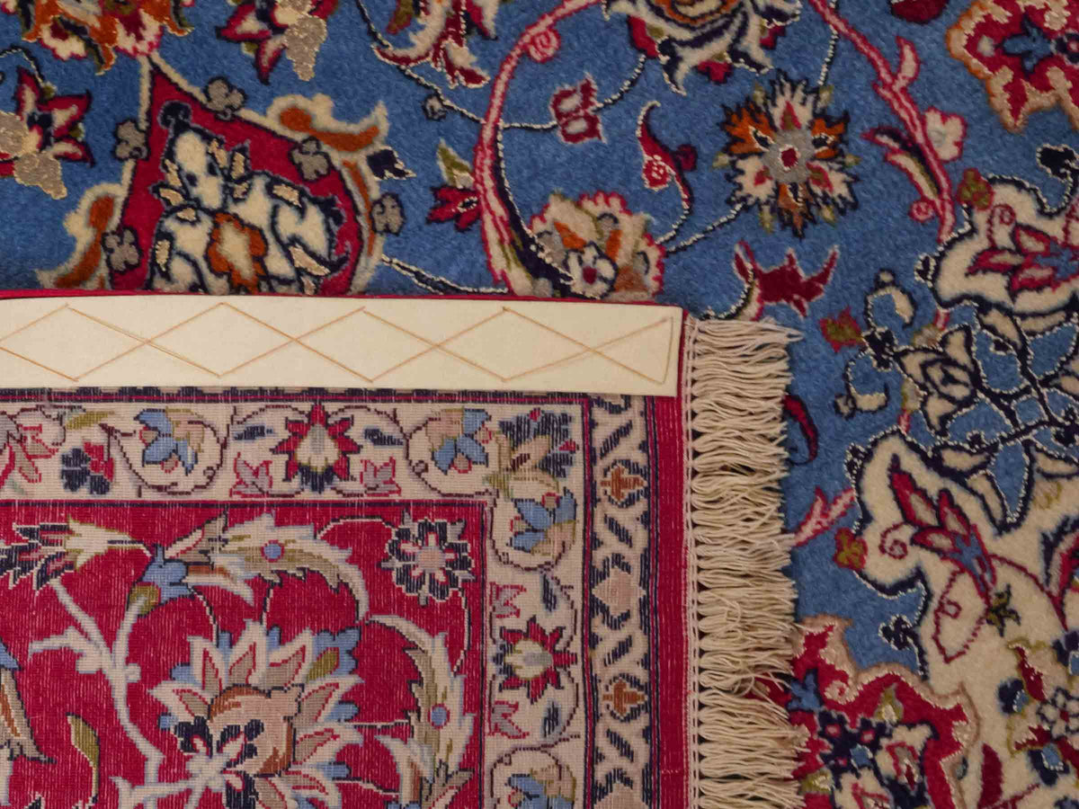 Handgeknüpfter "Tavus" Isfahan Perserteppich von Khademi aus Wolle mit Seide, rot-blau. Feiner, persischer Teppich mit Medaillon, signiert. Orientteppich, geknüpft in Iran. Größe: 247 x 158 cm. Teppichnummer: SB3-1079 | Jupiter In
