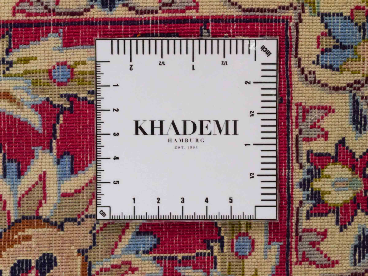 Handgeknüpfter "Tavus" Isfahan Perserteppich von Khademi aus Wolle mit Seide, rot-blau. Feiner, persischer Teppich mit Medaillon, signiert. Orientteppich, geknüpft in Iran. Größe: 247 x 158 cm. Teppichnummer: SB3-1079 | Jupiter In