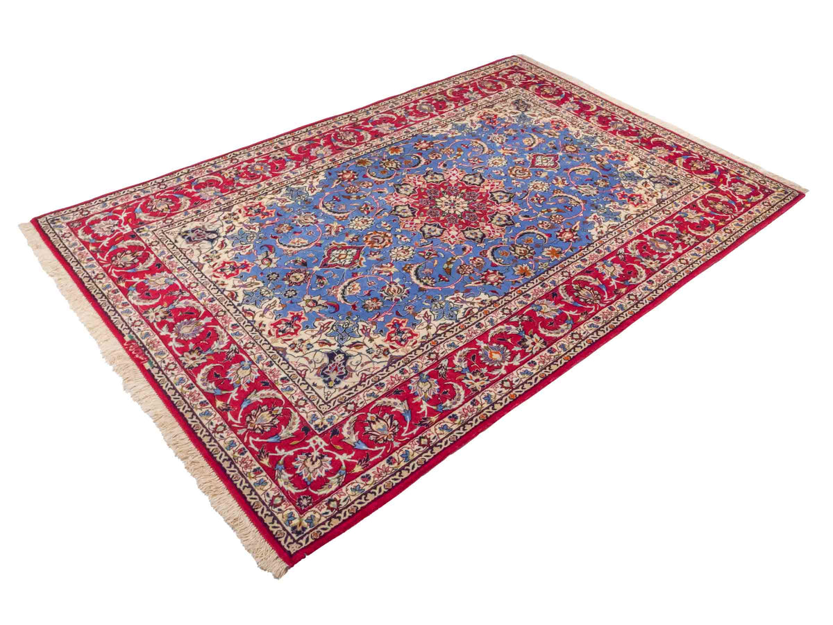 Handgeknüpfter "Tavus" Isfahan Perserteppich von Khademi aus Wolle mit Seide, rot-blau. Feiner, persischer Teppich mit Medaillon, signiert. Orientteppich, geknüpft in Iran. Größe: 247 x 158 cm. Teppichnummer: SB3-1079 | Jupiter In