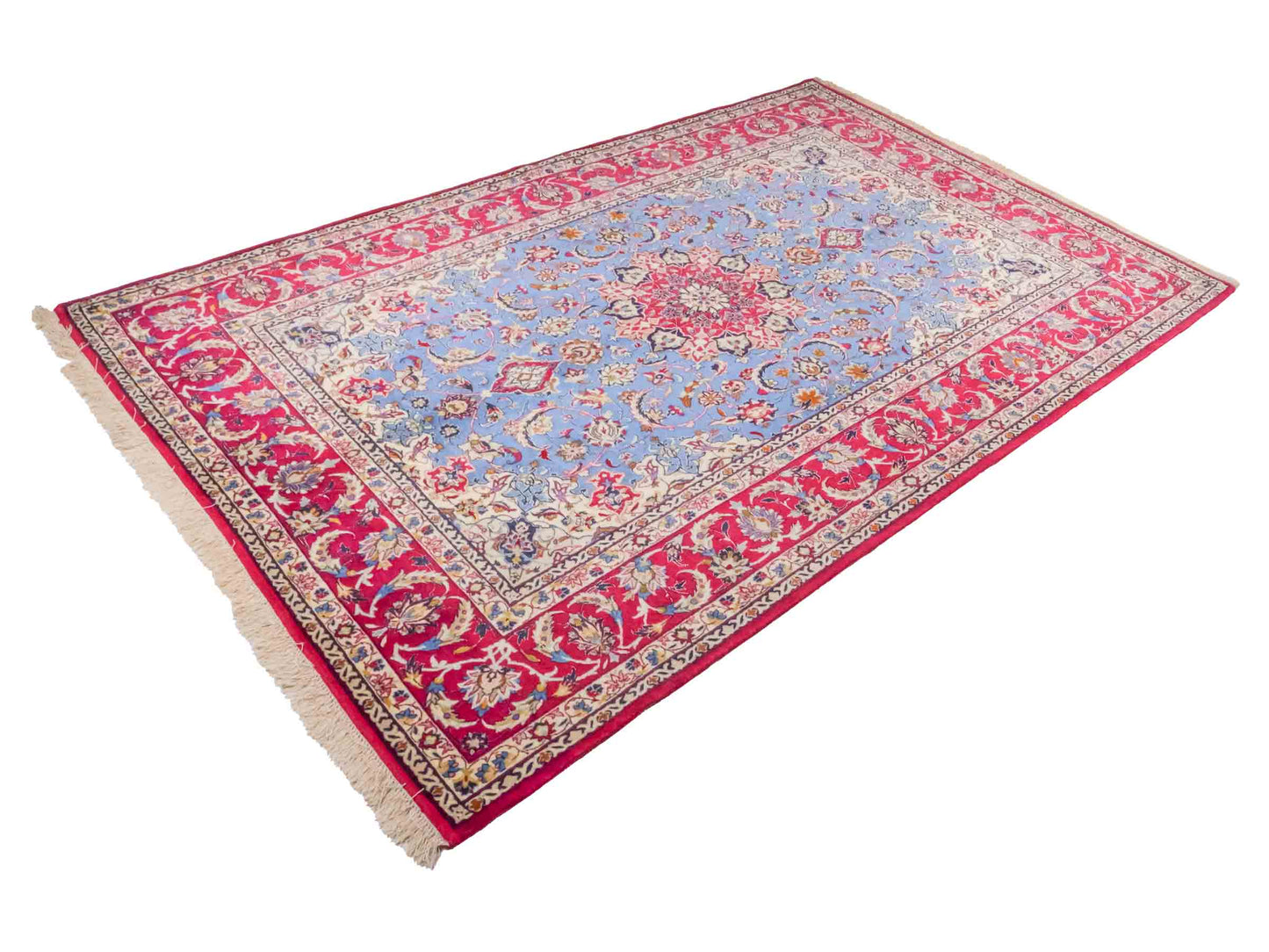 Handgeknüpfter "Tavus" Isfahan Perserteppich von Khademi aus Wolle mit Seide, rot-blau. Feiner, persischer Teppich mit Medaillon, signiert. Orientteppich, geknüpft in Iran. Größe: 247 x 158 cm. Teppichnummer: SB3-1079 | Jupiter In
