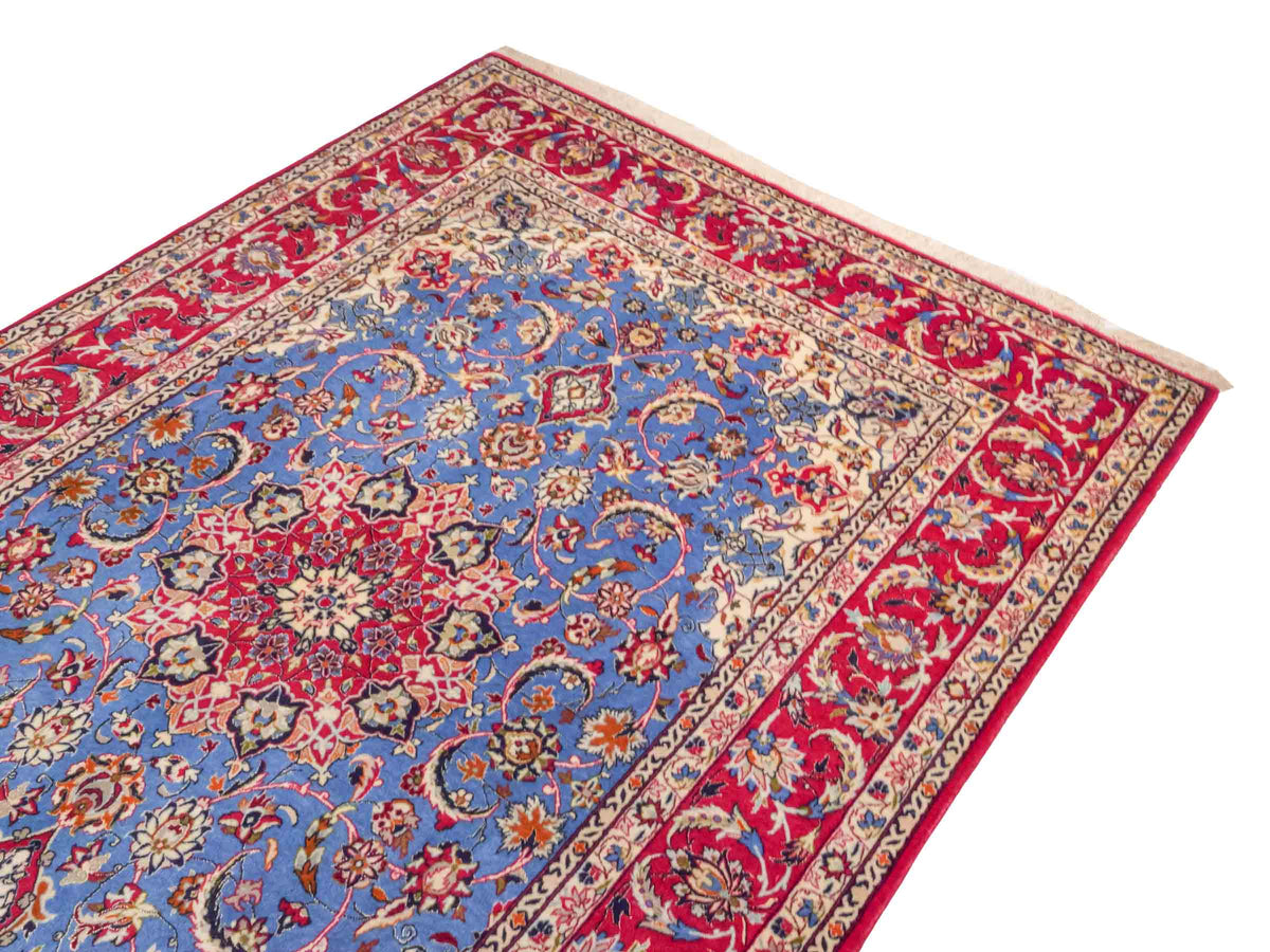 Handgeknüpfter "Tavus" Isfahan Perserteppich von Khademi aus Wolle mit Seide, rot-blau. Feiner, persischer Teppich mit Medaillon, signiert. Orientteppich, geknüpft in Iran. Größe: 247 x 158 cm. Teppichnummer: SB3-1079 | Jupiter In