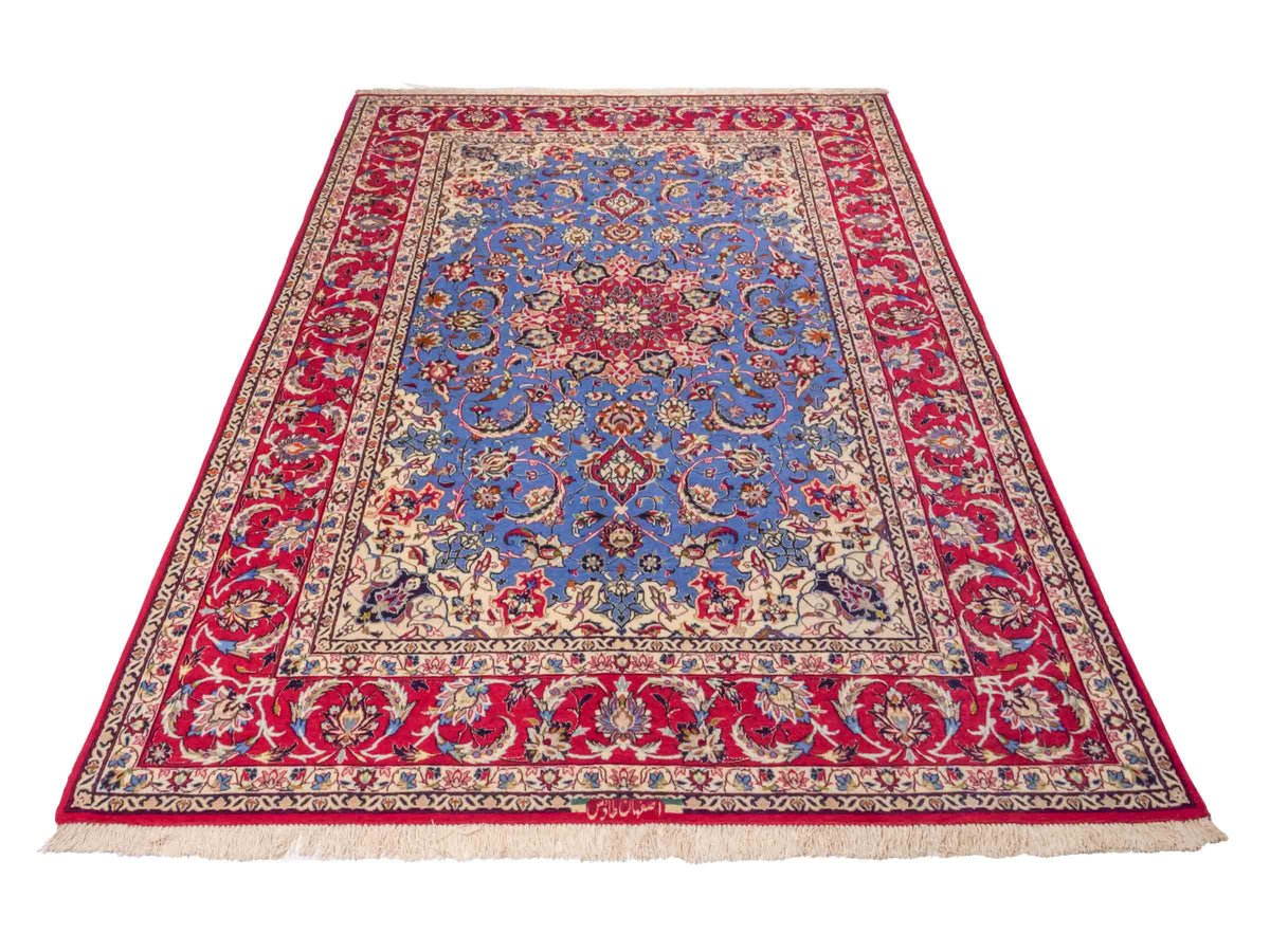 Handgeknüpfter "Tavus" Isfahan Perserteppich von Khademi aus Wolle mit Seide, rot-blau. Feiner, persischer Teppich mit Medaillon, signiert. Orientteppich, geknüpft in Iran. Größe: 247 x 158 cm. Teppichnummer: SB3-1079 | Jupiter In