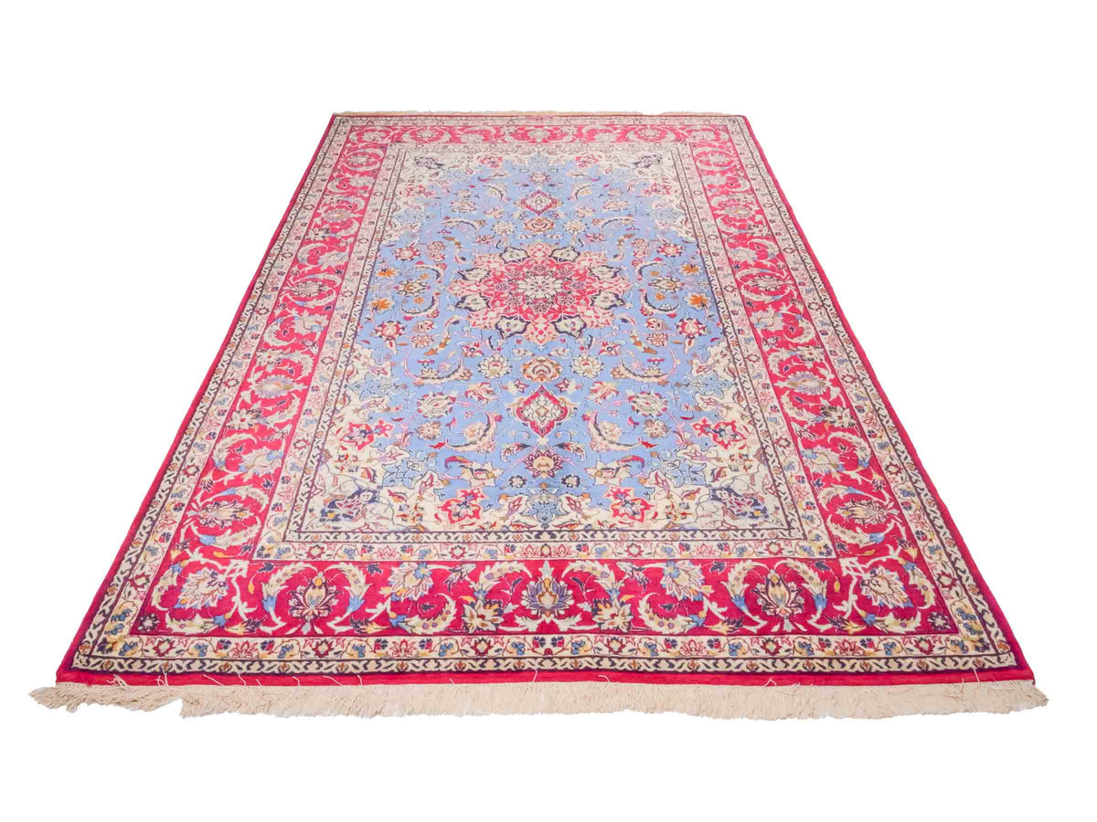 Handgeknüpfter "Tavus" Isfahan Perserteppich von Khademi aus Wolle mit Seide, rot-blau. Feiner, persischer Teppich mit Medaillon, signiert. Orientteppich, geknüpft in Iran. Größe: 247 x 158 cm. Teppichnummer: SB3-1079 | Jupiter In