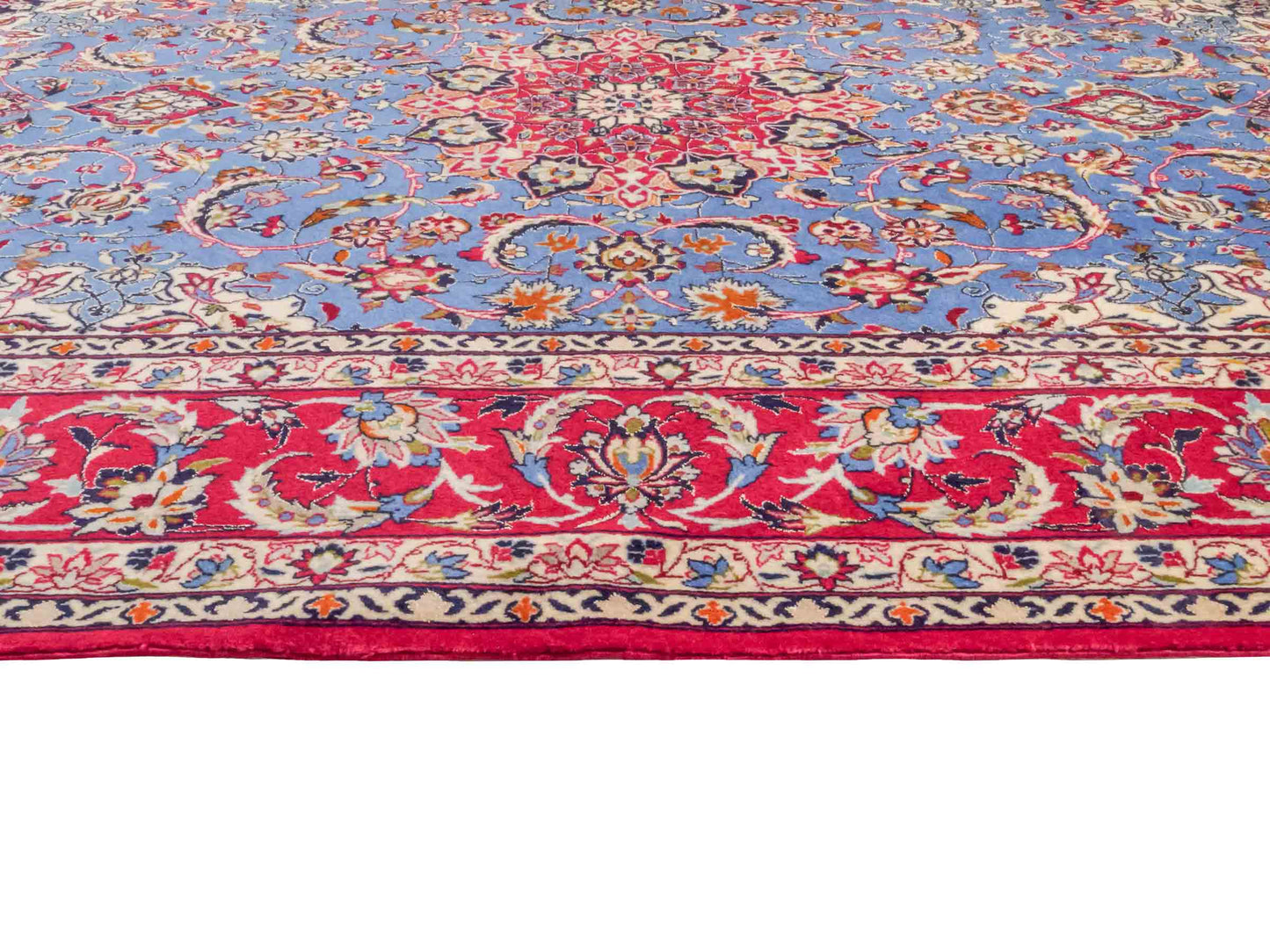 Handgeknüpfter "Tavus" Isfahan Perserteppich von Khademi aus Wolle mit Seide, rot-blau. Feiner, persischer Teppich mit Medaillon, signiert. Orientteppich, geknüpft in Iran. Größe: 247 x 158 cm. Teppichnummer: SB3-1079 | Jupiter In