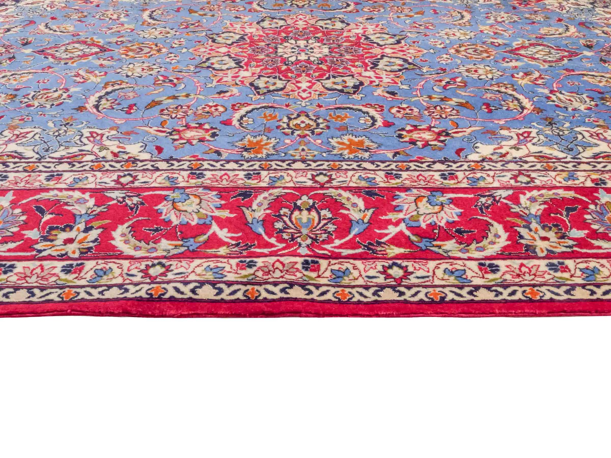 Handgeknüpfter "Tavus" Isfahan Perserteppich von Khademi aus Wolle mit Seide, rot-blau. Feiner, persischer Teppich mit Medaillon, signiert. Orientteppich, geknüpft in Iran. Größe: 247 x 158 cm. Teppichnummer: SB3-1079 | Jupiter In