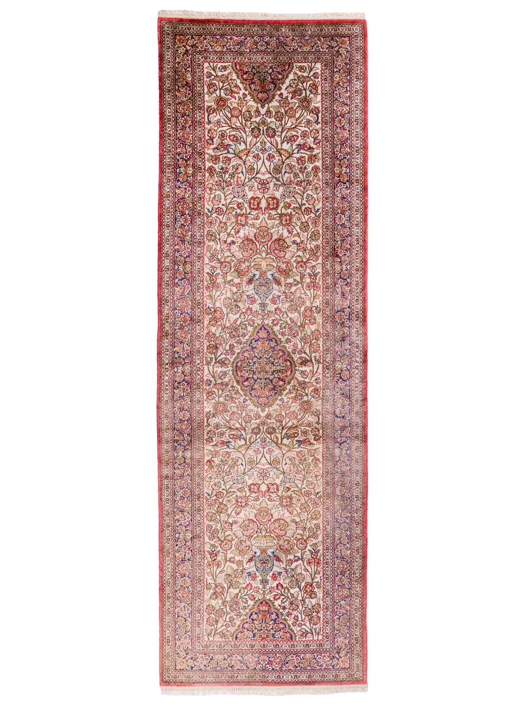 Handgeknüpfter Kaschmir Läufer-Seidenteppich von Khademi aus Seide, creme. Feiner, indischer Orientteppich mit klassischem Medaillon von Hand geknüpft in Indien. Größe: 281 cm x 79 cm. Teppichnummer: SB3-1166 | Jupiter Intl.
