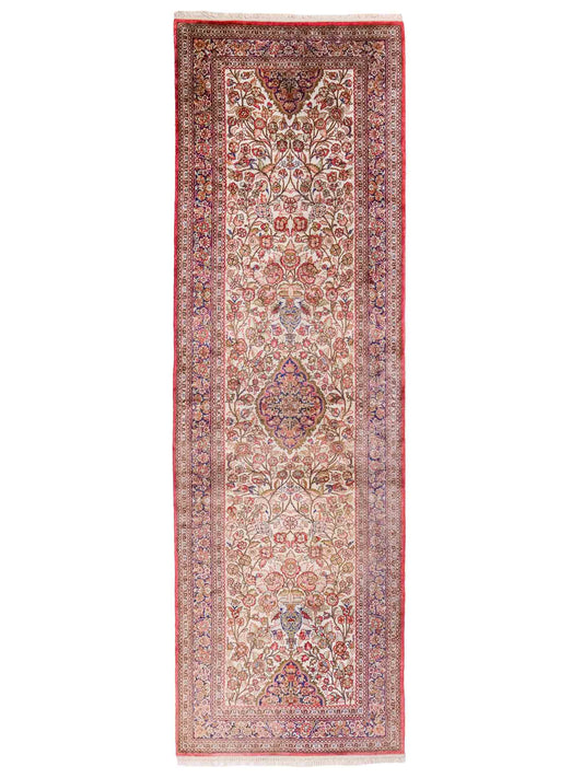 Handgeknüpfter Kaschmir Läufer-Seidenteppich von Khademi aus Seide, creme. Feiner, indischer Orientteppich mit klassischem Medaillon von Hand geknüpft in Indien. Größe: 281 cm x 79 cm. Teppichnummer: SB3-1166 | Jupiter Intl.