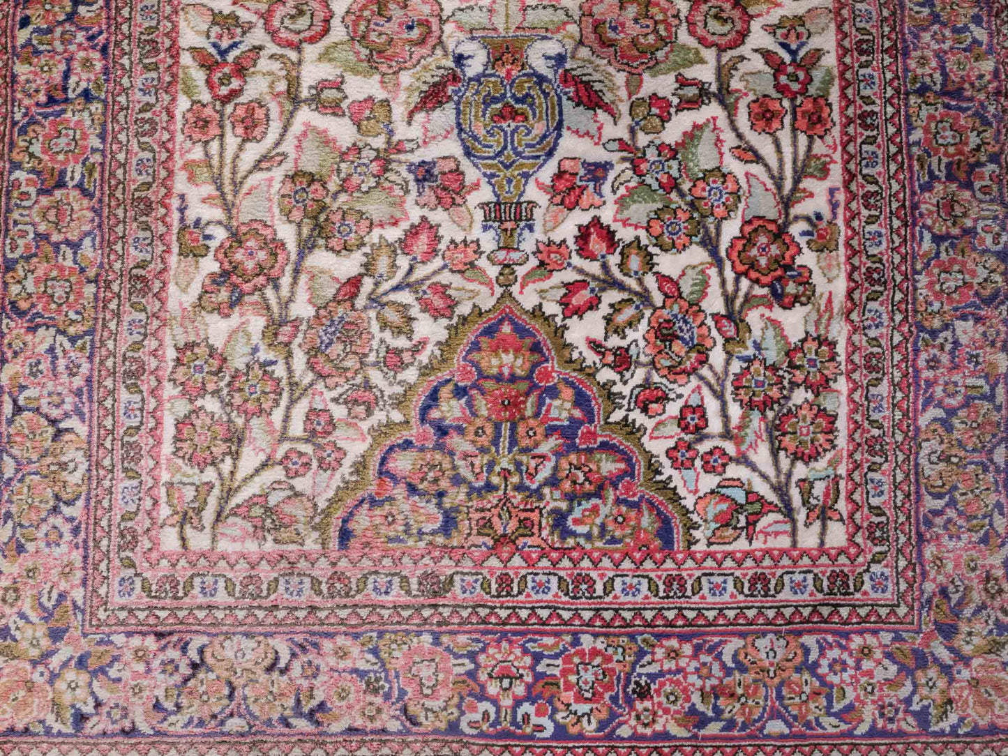 Handgeknüpfter Kaschmir Läufer-Seidenteppich von Khademi aus Seide, creme. Feiner, indischer Orientteppich mit klassischem Medaillon von Hand geknüpft in Indien. Größe: 281 cm x 79 cm. Teppichnummer: SB3-1166 | Jupiter Intl.