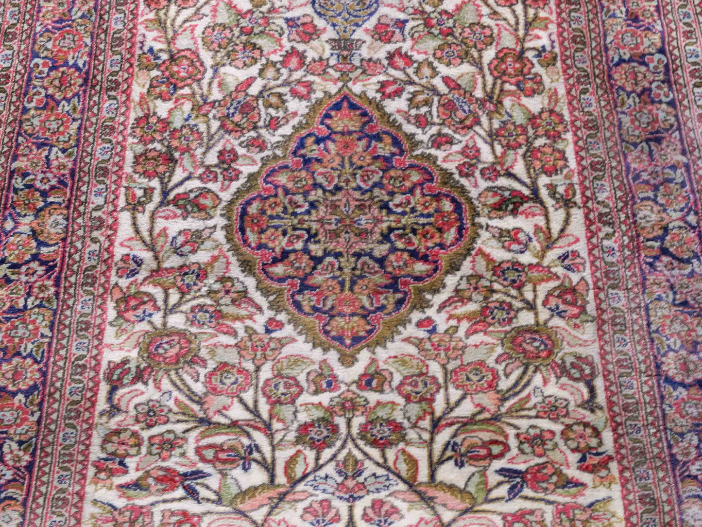 Handgeknüpfter Kaschmir Läufer-Seidenteppich von Khademi aus Seide, creme. Feiner, indischer Orientteppich mit klassischem Medaillon von Hand geknüpft in Indien. Größe: 281 cm x 79 cm. Teppichnummer: SB3-1166 | Jupiter Intl.