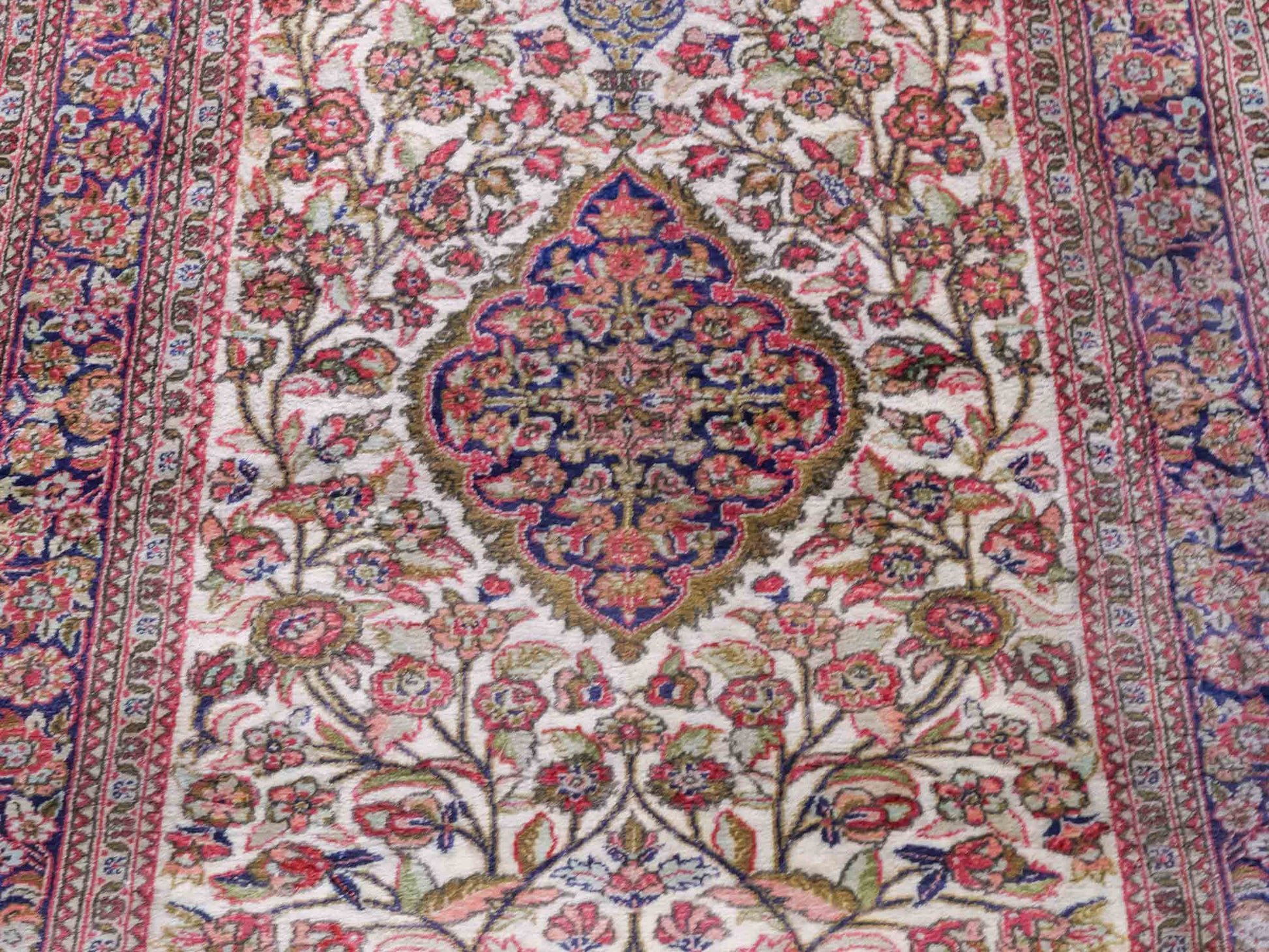 Handgeknüpfter Kaschmir Läufer-Seidenteppich von Khademi aus Seide, creme. Feiner, indischer Orientteppich mit klassischem Medaillon von Hand geknüpft in Indien. Größe: 281 cm x 79 cm. Teppichnummer: SB3-1166 | Jupiter Intl.
