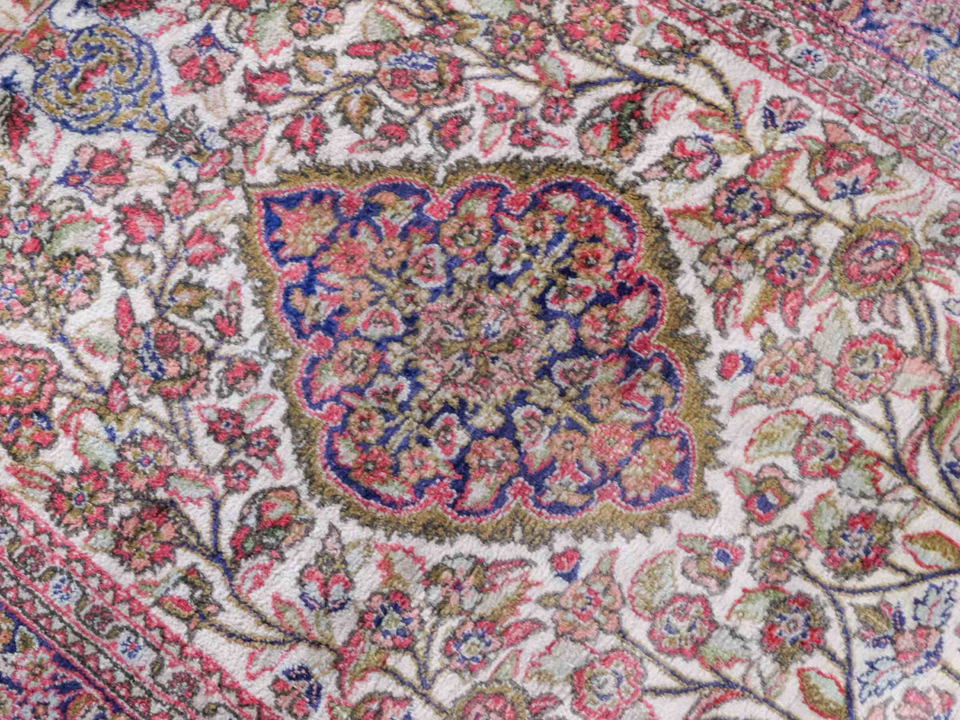 Handgeknüpfter Kaschmir Läufer-Seidenteppich von Khademi aus Seide, creme. Feiner, indischer Orientteppich mit klassischem Medaillon von Hand geknüpft in Indien. Größe: 281 cm x 79 cm. Teppichnummer: SB3-1166 | Jupiter Intl.