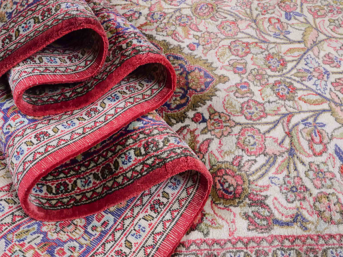 Handgeknüpfter Kaschmir Läufer-Seidenteppich von Khademi aus Seide, creme. Feiner, indischer Orientteppich mit klassischem Medaillon von Hand geknüpft in Indien. Größe: 281 cm x 79 cm. Teppichnummer: SB3-1166 | Jupiter Intl.