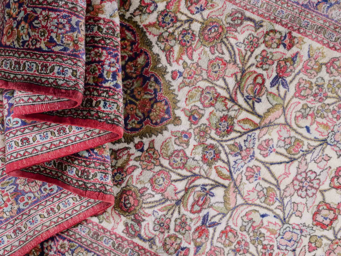 Handgeknüpfter Kaschmir Läufer-Seidenteppich von Khademi aus Seide, creme. Feiner, indischer Orientteppich mit klassischem Medaillon von Hand geknüpft in Indien. Größe: 281 cm x 79 cm. Teppichnummer: SB3-1166 | Jupiter Intl.