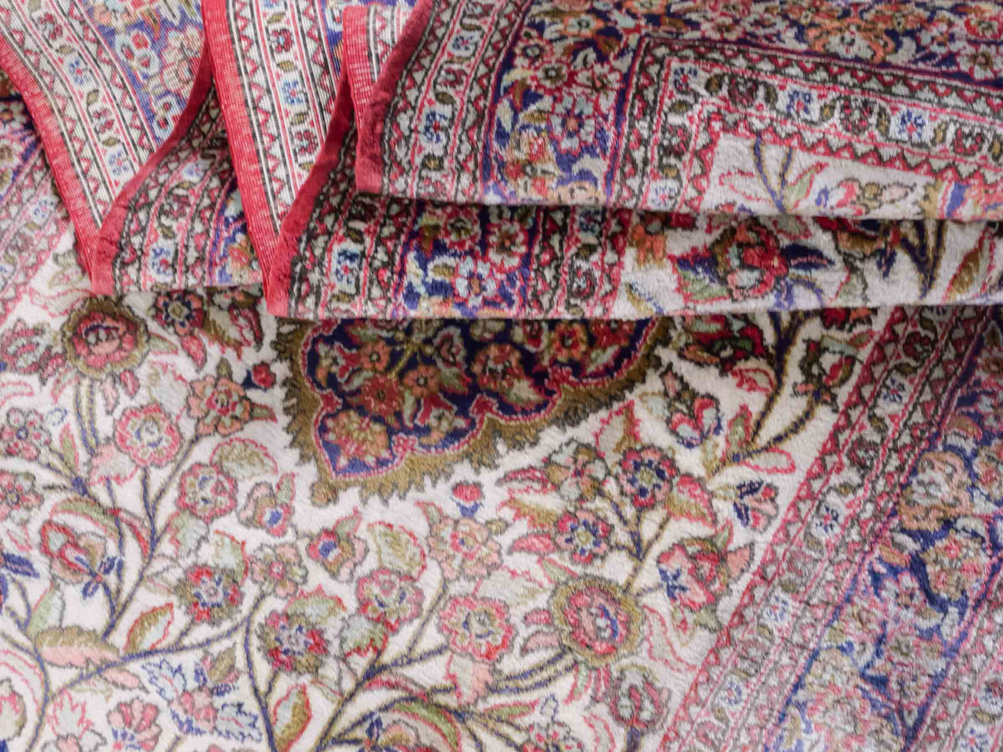 Handgeknüpfter Kaschmir Läufer-Seidenteppich von Khademi aus Seide, creme. Feiner, indischer Orientteppich mit klassischem Medaillon von Hand geknüpft in Indien. Größe: 281 cm x 79 cm. Teppichnummer: SB3-1166 | Jupiter Intl.