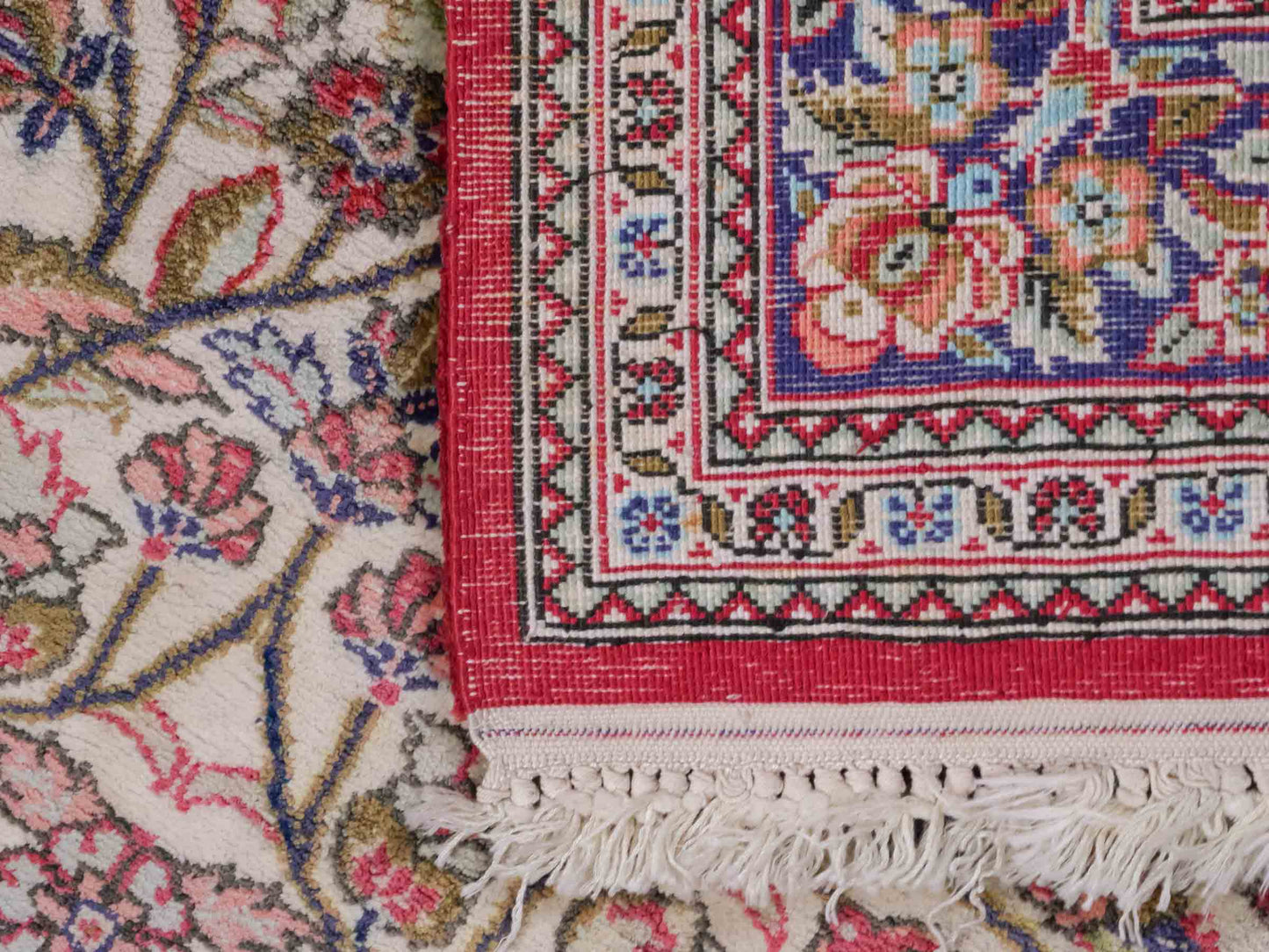 Handgeknüpfter Kaschmir Läufer-Seidenteppich von Khademi aus Seide, creme. Feiner, indischer Orientteppich mit klassischem Medaillon von Hand geknüpft in Indien. Größe: 281 cm x 79 cm. Teppichnummer: SB3-1166 | Jupiter Intl.