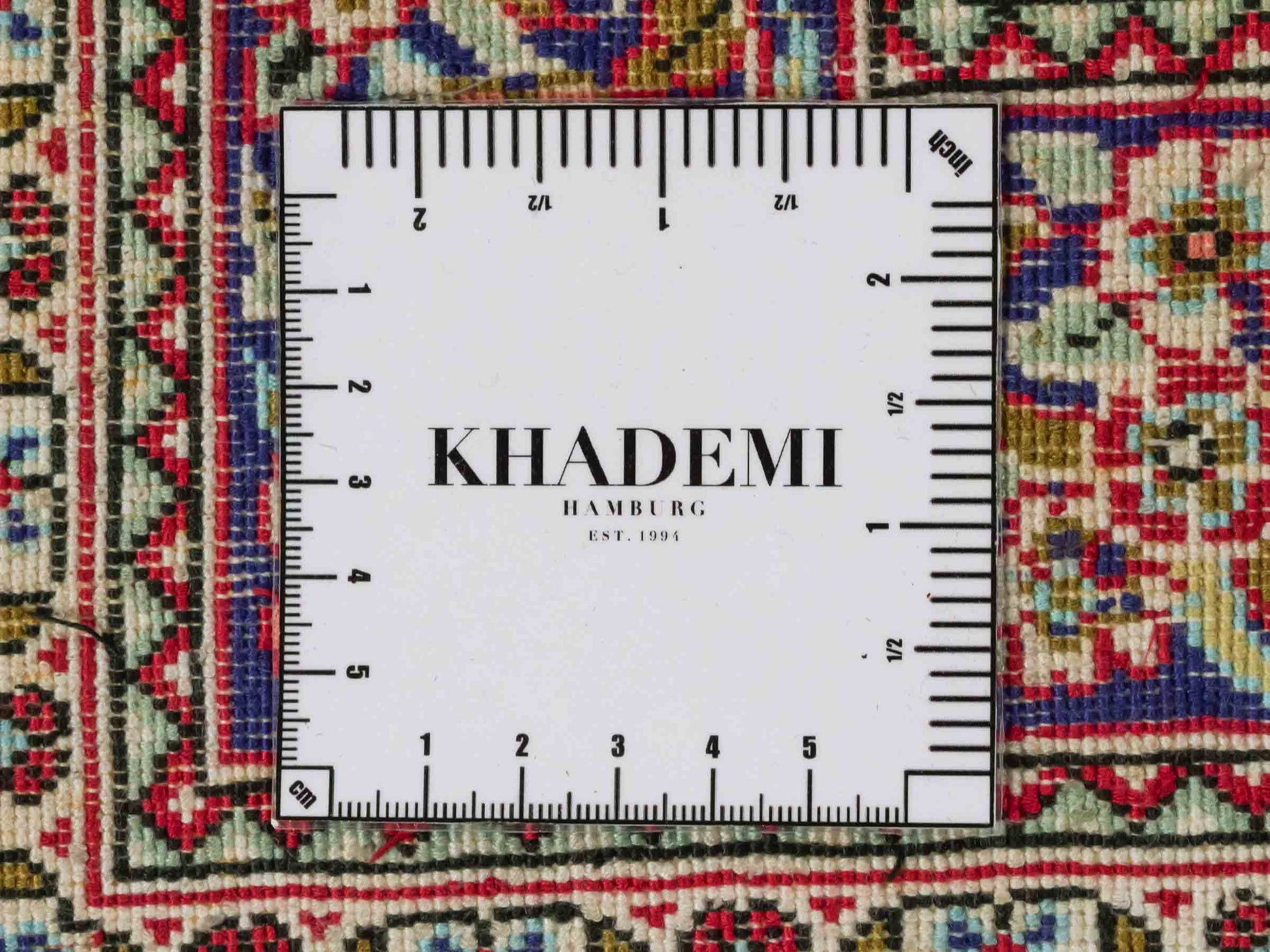 Handgeknüpfter Kaschmir Läufer-Seidenteppich von Khademi aus Seide, creme. Feiner, indischer Orientteppich mit klassischem Medaillon von Hand geknüpft in Indien. Größe: 281 cm x 79 cm. Teppichnummer: SB3-1166 | Jupiter Intl.