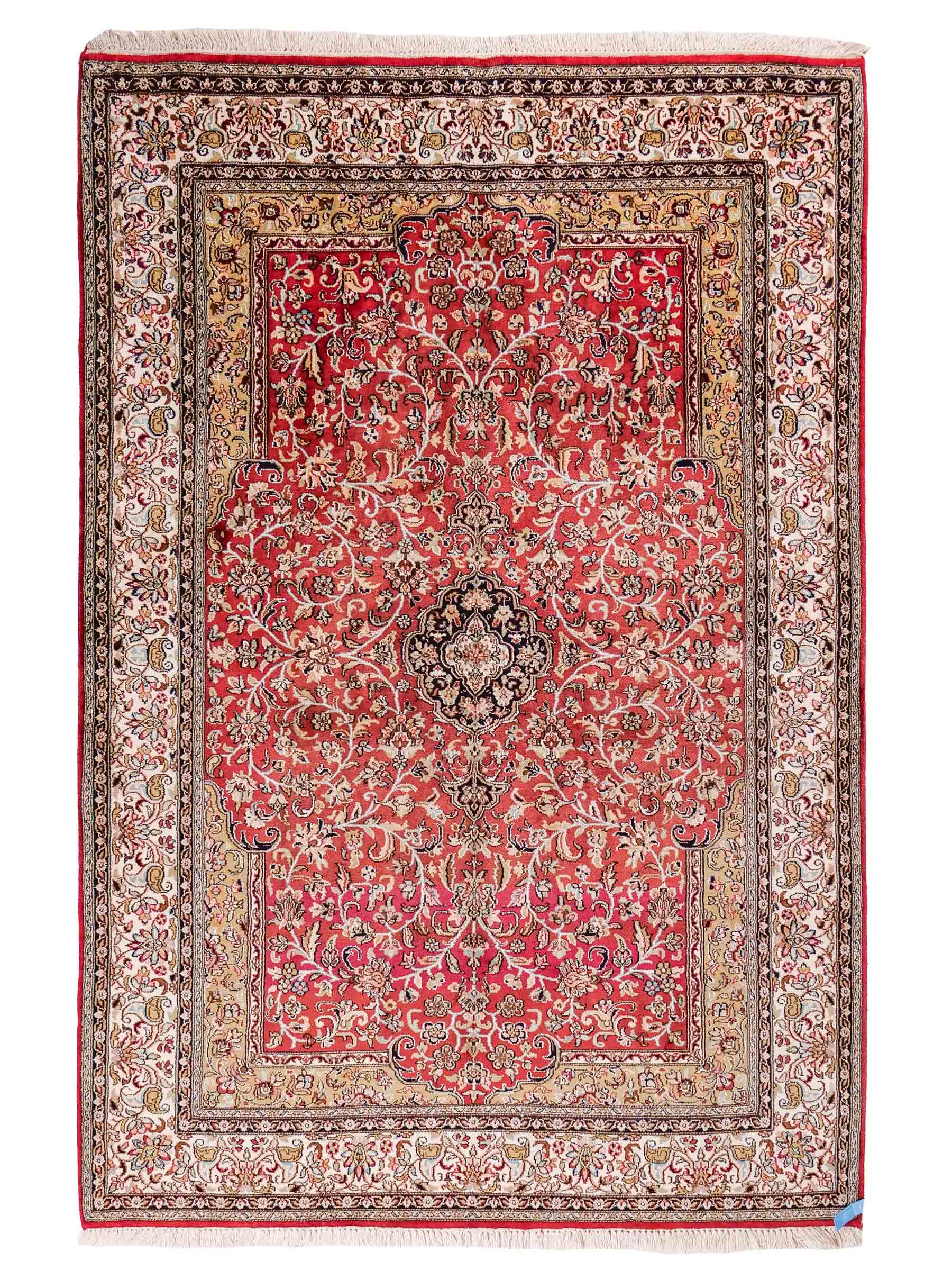 Handgeknüpfter Kaschmir Seidenteppich von Khademi aus Seide, rot. Feiner, indischer Orientteppich mit klassischem Medaillon von Hand geknüpft in Iran. Größe: 187 cm x 126 cm. Teppichnummer: SB3-1162 | Jupiter Intl.