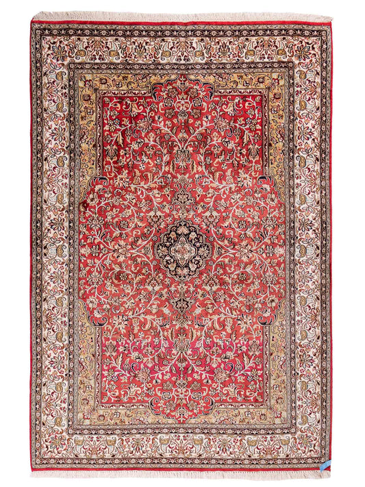 Handgeknüpfter Kaschmir Seidenteppich von Khademi aus Seide, rot. Feiner, indischer Orientteppich mit klassischem Medaillon von Hand geknüpft in Iran. Größe: 187 cm x 126 cm. Teppichnummer: SB3-1162 | Jupiter Intl.