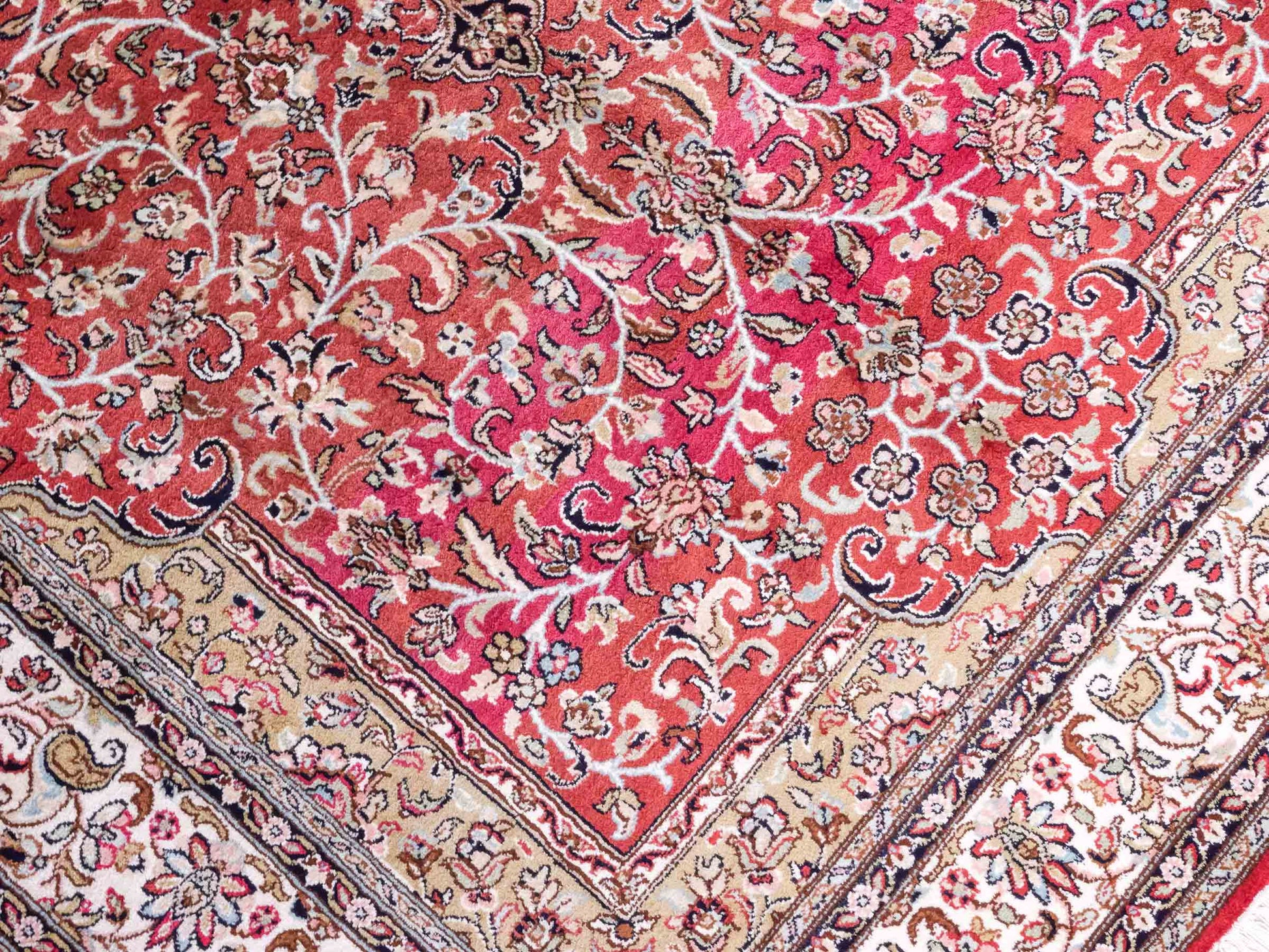 Handgeknüpfter Kaschmir Seidenteppich von Khademi aus Seide, rot. Feiner, indischer Orientteppich mit klassischem Medaillon von Hand geknüpft in Iran. Größe: 187 cm x 126 cm. Teppichnummer: SB3-1162 | Jupiter Intl.