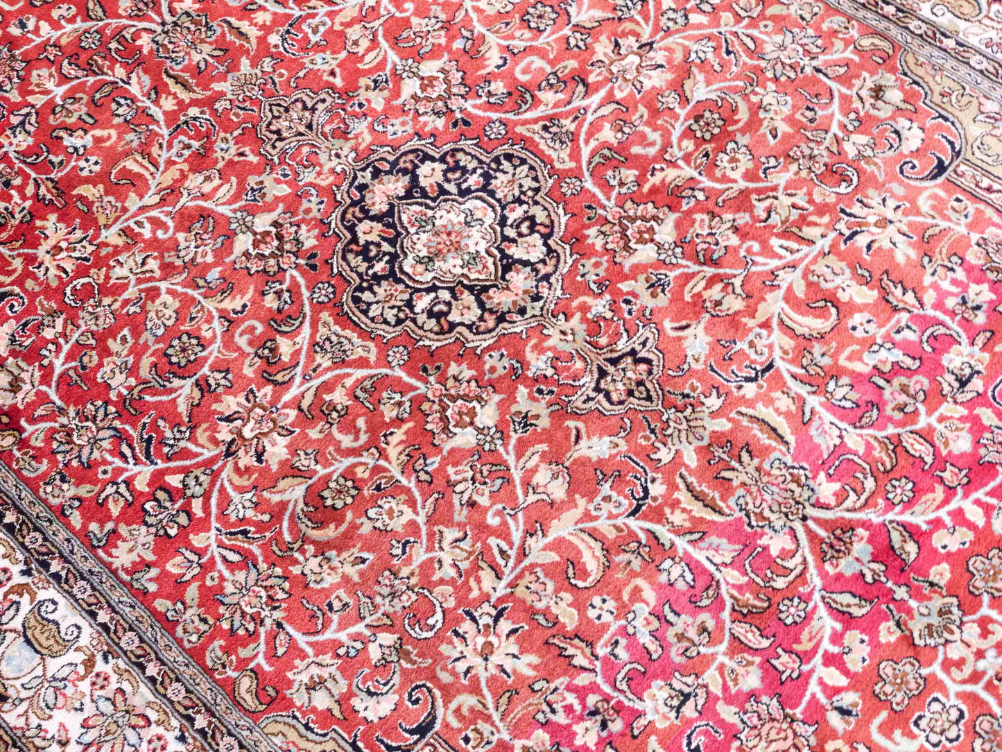 Handgeknüpfter Kaschmir Seidenteppich von Khademi aus Seide, rot. Feiner, indischer Orientteppich mit klassischem Medaillon von Hand geknüpft in Iran. Größe: 187 cm x 126 cm. Teppichnummer: SB3-1162 | Jupiter Intl.