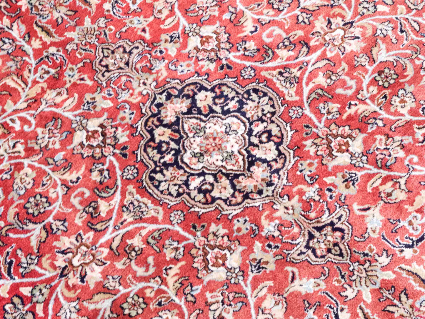Handgeknüpfter Kaschmir Seidenteppich von Khademi aus Seide, rot. Feiner, indischer Orientteppich mit klassischem Medaillon von Hand geknüpft in Iran. Größe: 187 cm x 126 cm. Teppichnummer: SB3-1162 | Jupiter Intl.