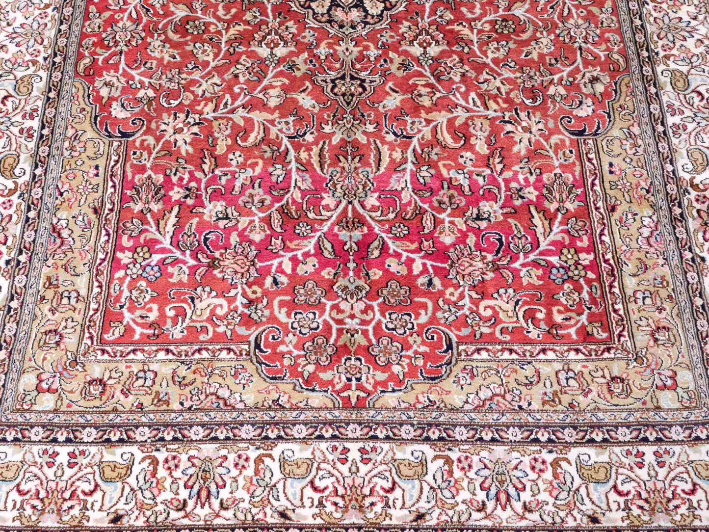 Handgeknüpfter Kaschmir Seidenteppich von Khademi aus Seide, rot. Feiner, indischer Orientteppich mit klassischem Medaillon von Hand geknüpft in Iran. Größe: 187 cm x 126 cm. Teppichnummer: SB3-1162 | Jupiter Intl.