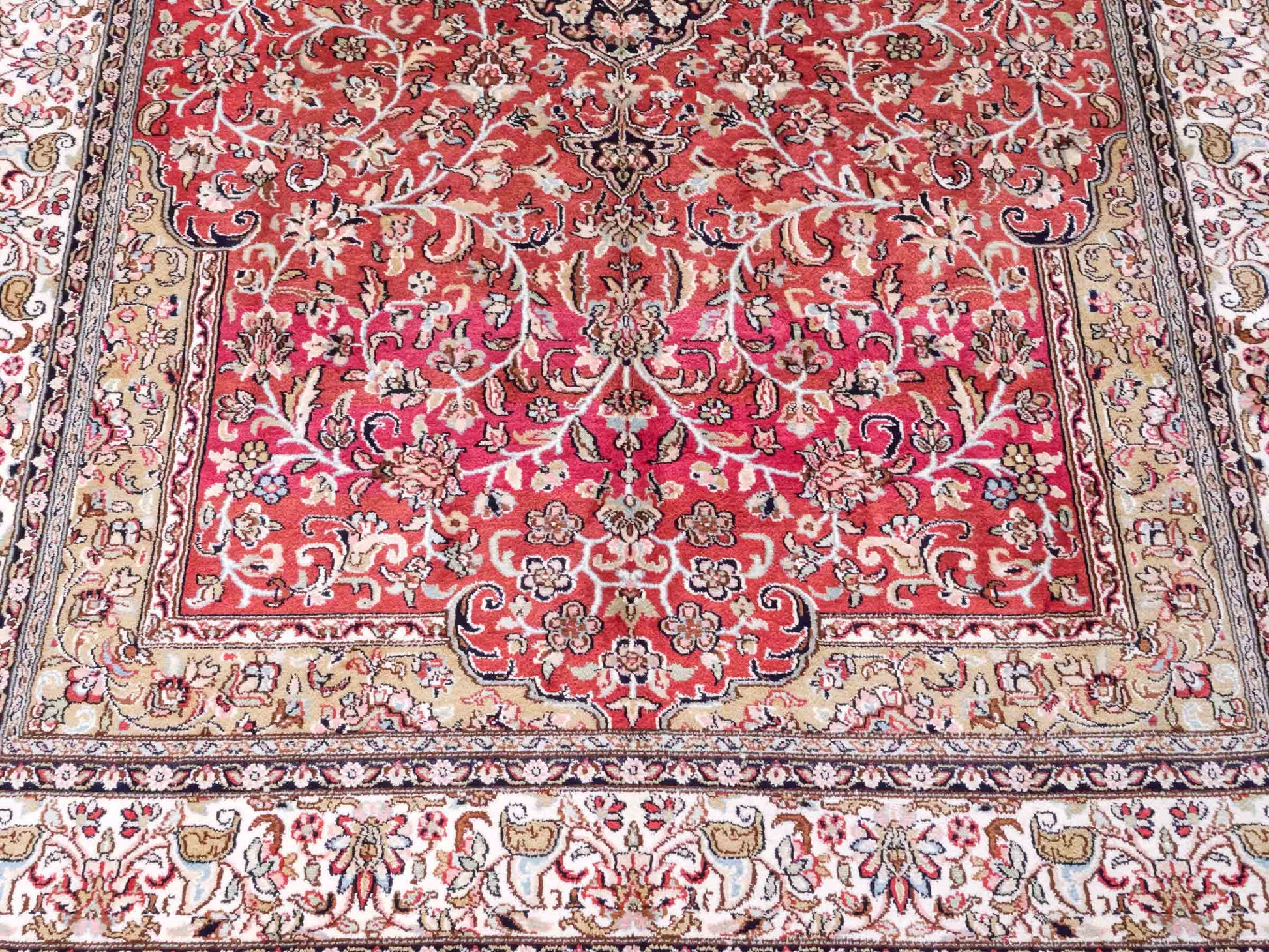 Handgeknüpfter Kaschmir Seidenteppich von Khademi aus Seide, rot. Feiner, indischer Orientteppich mit klassischem Medaillon von Hand geknüpft in Iran. Größe: 187 cm x 126 cm. Teppichnummer: SB3-1162 | Jupiter Intl.