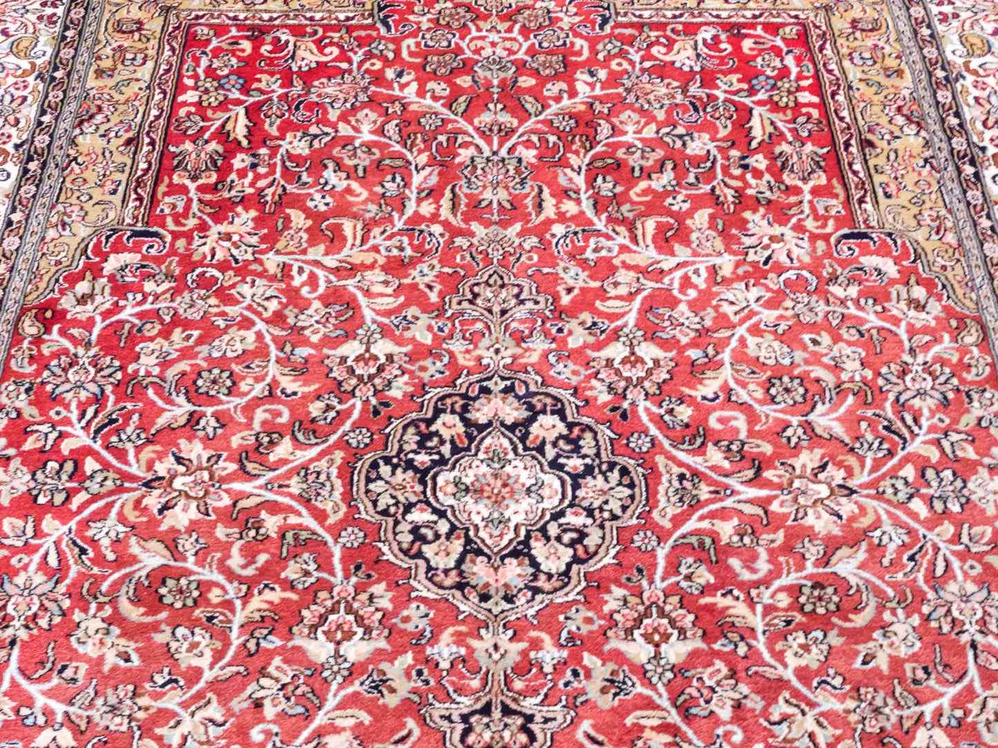 Handgeknüpfter Kaschmir Seidenteppich von Khademi aus Seide, rot. Feiner, indischer Orientteppich mit klassischem Medaillon von Hand geknüpft in Iran. Größe: 187 cm x 126 cm. Teppichnummer: SB3-1162 | Jupiter Intl.
