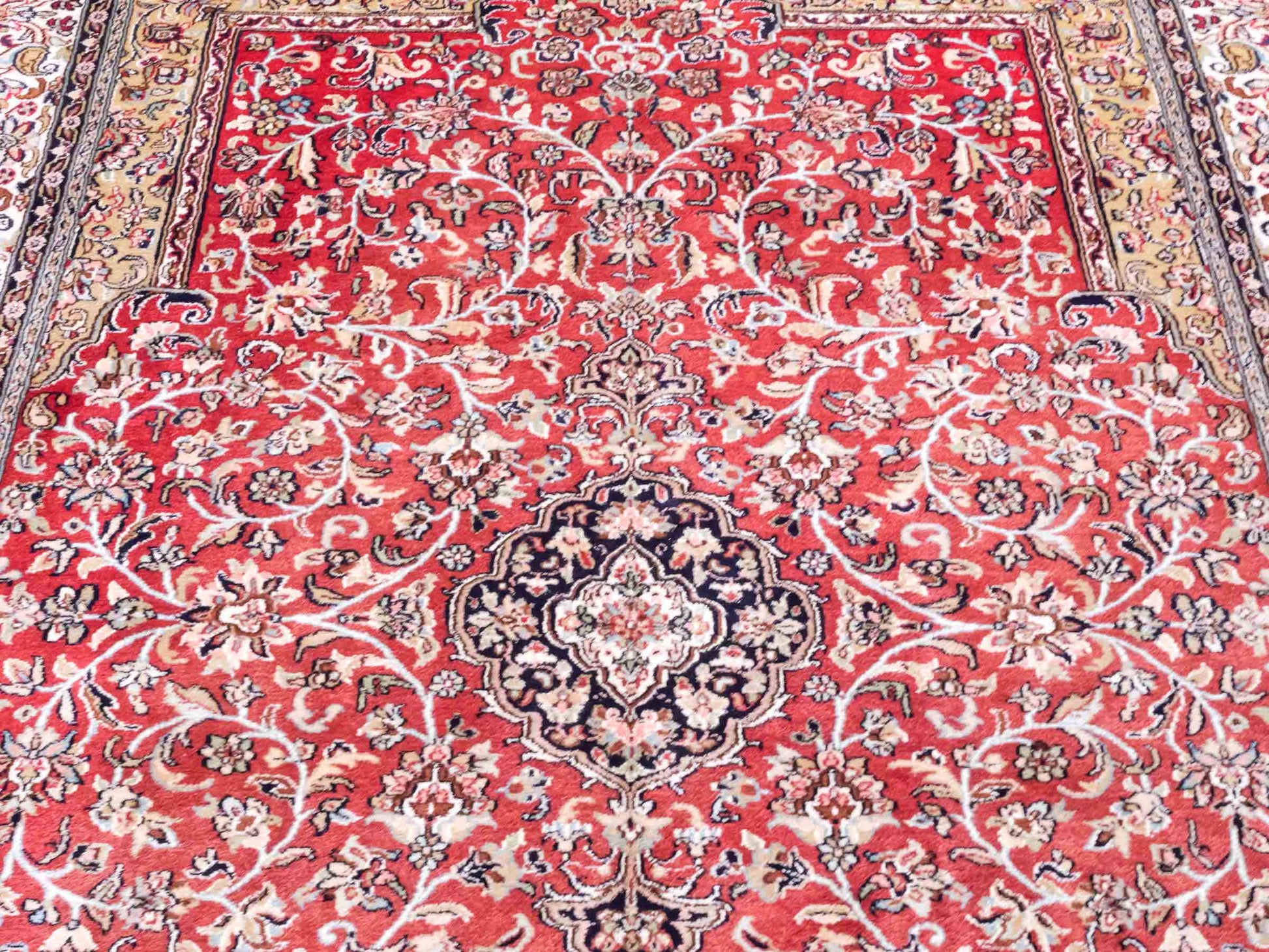 Handgeknüpfter Kaschmir Seidenteppich von Khademi aus Seide, rot. Feiner, indischer Orientteppich mit klassischem Medaillon von Hand geknüpft in Iran. Größe: 187 cm x 126 cm. Teppichnummer: SB3-1162 | Jupiter Intl.