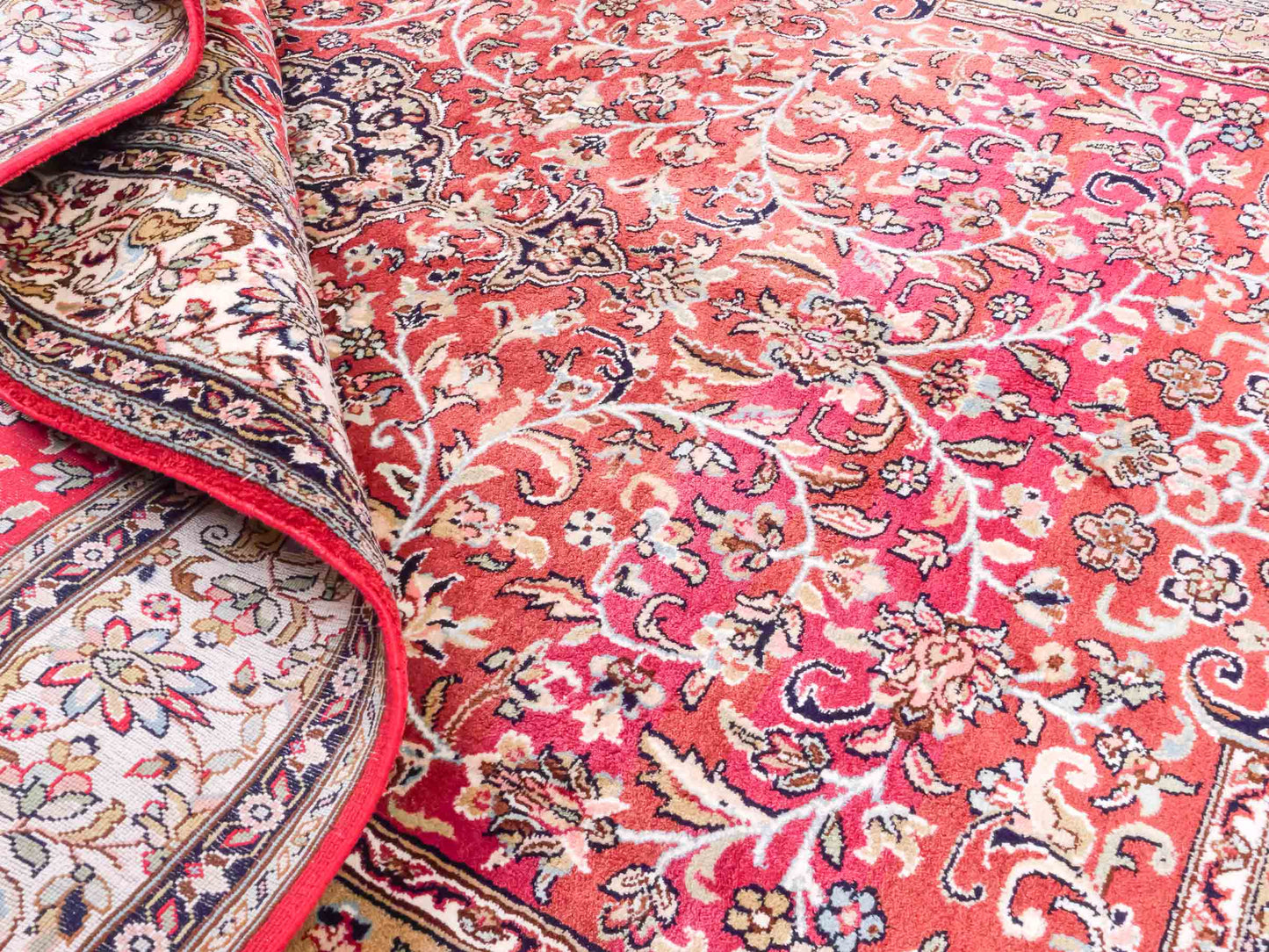 Handgeknüpfter Kaschmir Seidenteppich von Khademi aus Seide, rot. Feiner, indischer Orientteppich mit klassischem Medaillon von Hand geknüpft in Iran. Größe: 187 cm x 126 cm. Teppichnummer: SB3-1162 | Jupiter Intl.