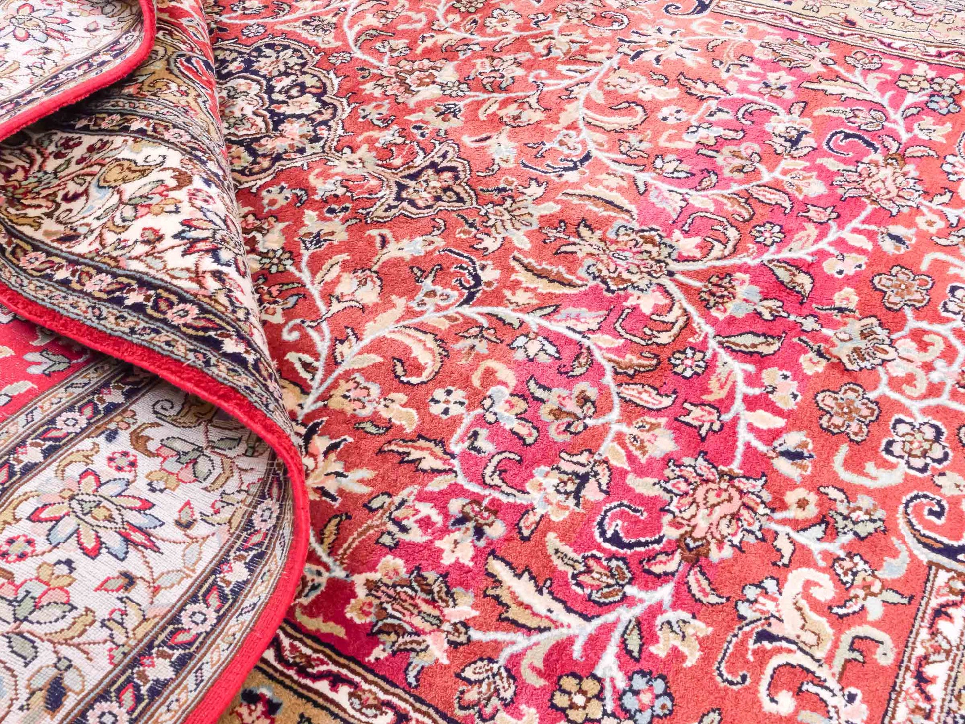 Handgeknüpfter Kaschmir Seidenteppich von Khademi aus Seide, rot. Feiner, indischer Orientteppich mit klassischem Medaillon von Hand geknüpft in Iran. Größe: 187 cm x 126 cm. Teppichnummer: SB3-1162 | Jupiter Intl.