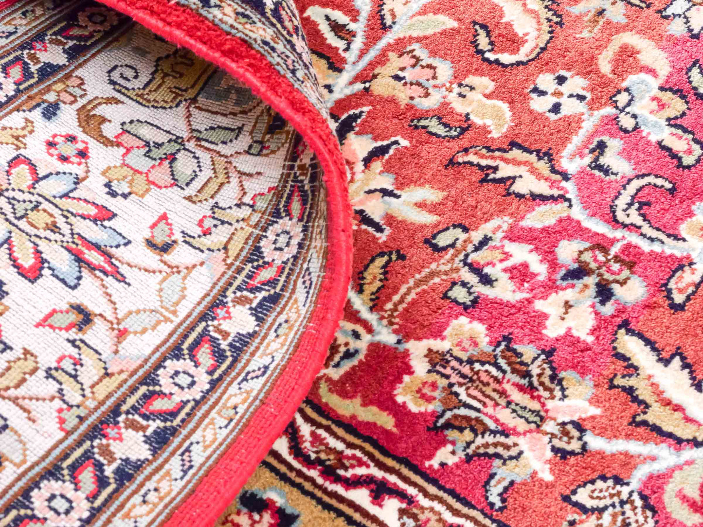 Handgeknüpfter Kaschmir Seidenteppich von Khademi aus Seide, rot. Feiner, indischer Orientteppich mit klassischem Medaillon von Hand geknüpft in Iran. Größe: 187 cm x 126 cm. Teppichnummer: SB3-1162 | Jupiter Intl.