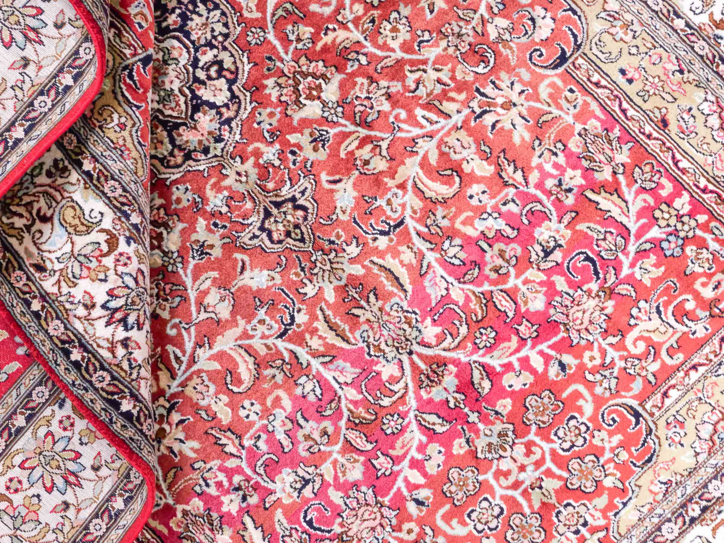 Handgeknüpfter Kaschmir Seidenteppich von Khademi aus Seide, rot. Feiner, indischer Orientteppich mit klassischem Medaillon von Hand geknüpft in Iran. Größe: 187 cm x 126 cm. Teppichnummer: SB3-1162 | Jupiter Intl.