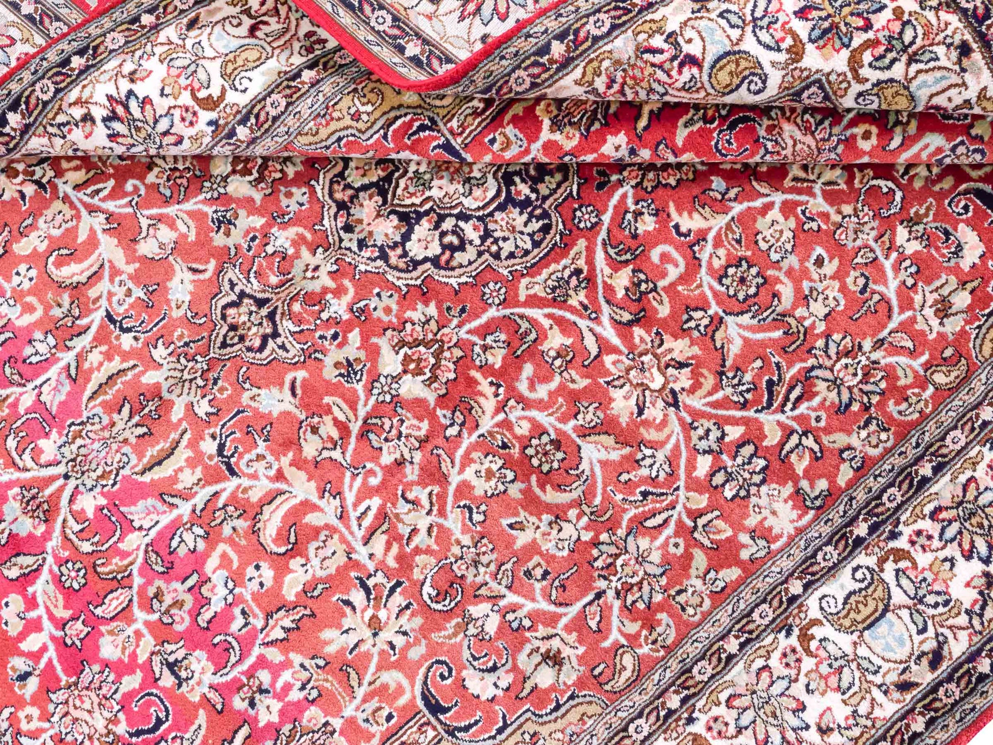 Handgeknüpfter Kaschmir Seidenteppich von Khademi aus Seide, rot. Feiner, indischer Orientteppich mit klassischem Medaillon von Hand geknüpft in Iran. Größe: 187 cm x 126 cm. Teppichnummer: SB3-1162 | Jupiter Intl.