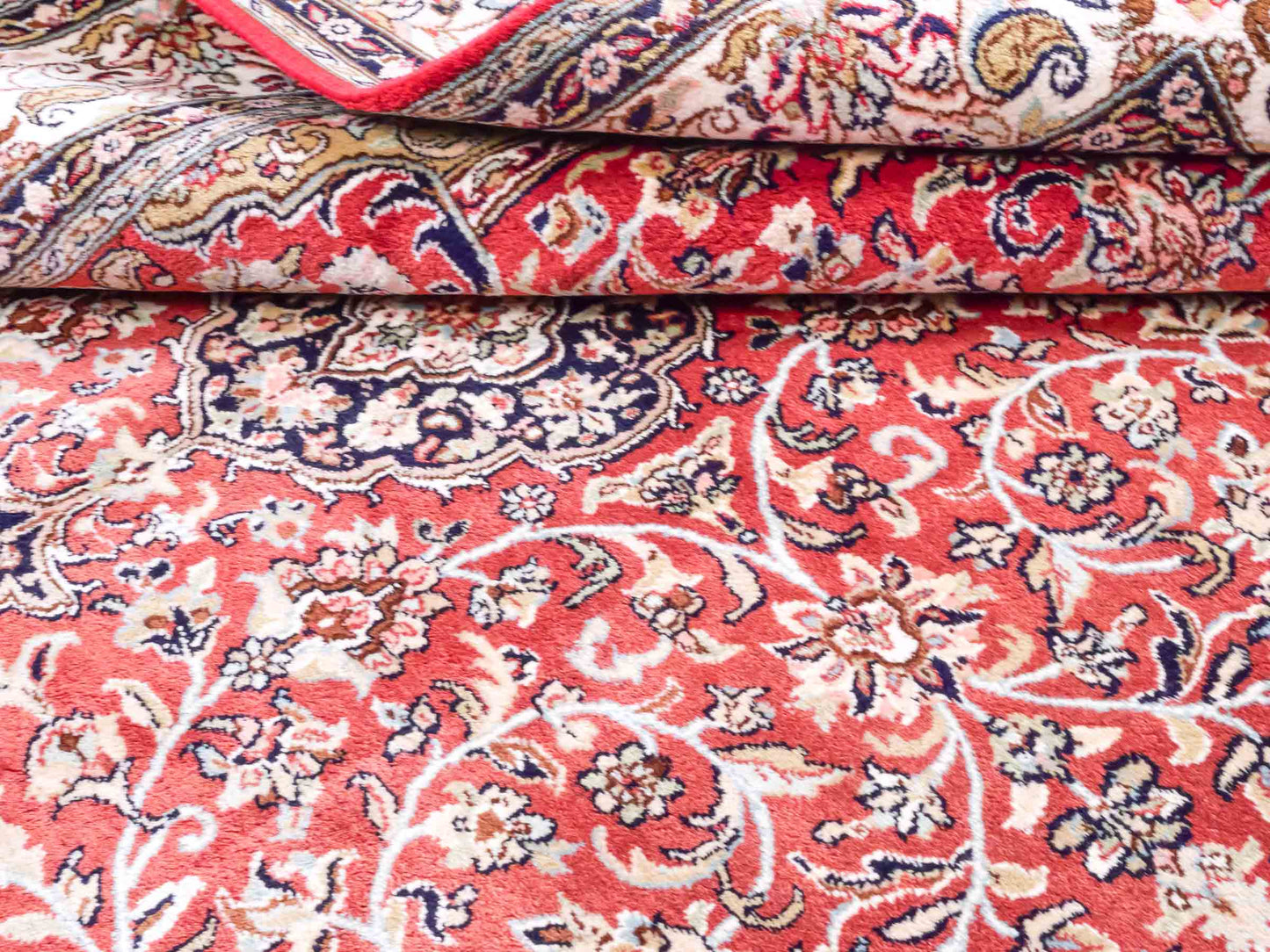 Handgeknüpfter Kaschmir Seidenteppich von Khademi aus Seide, rot. Feiner, indischer Orientteppich mit klassischem Medaillon von Hand geknüpft in Iran. Größe: 187 cm x 126 cm. Teppichnummer: SB3-1162 | Jupiter Intl.