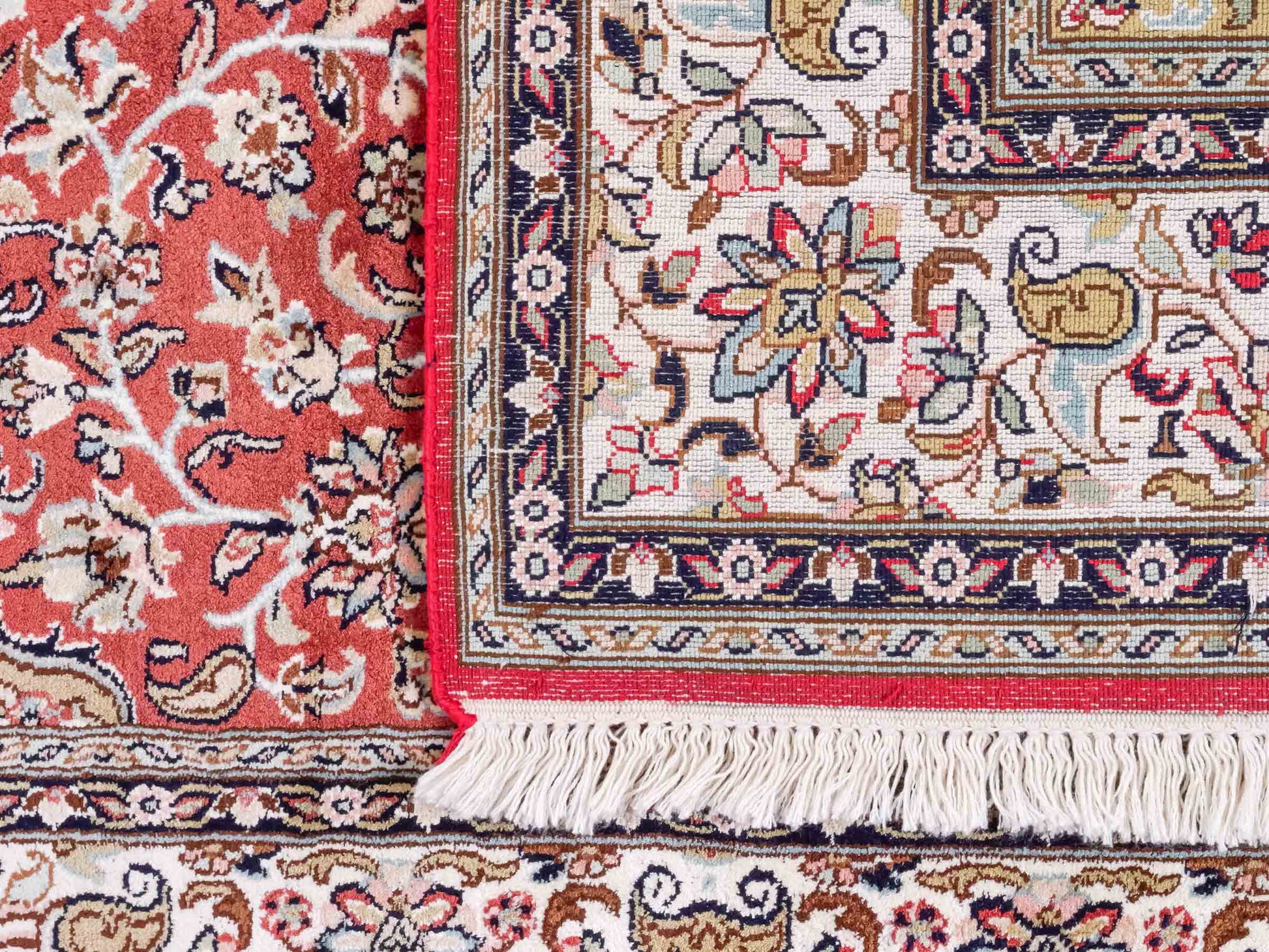 Handgeknüpfter Kaschmir Seidenteppich von Khademi aus Seide, rot. Feiner, indischer Orientteppich mit klassischem Medaillon von Hand geknüpft in Iran. Größe: 187 cm x 126 cm. Teppichnummer: SB3-1162 | Jupiter Intl.