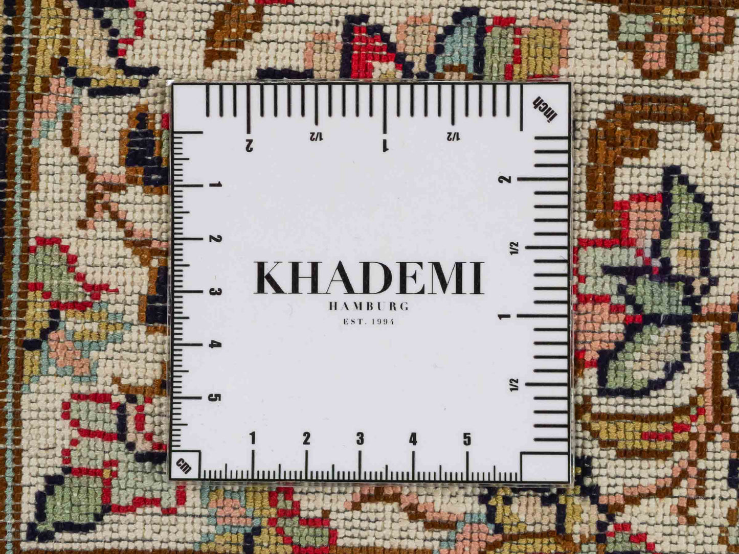 Handgeknüpfter Kaschmir Seidenteppich von Khademi aus Seide, rot. Feiner, indischer Orientteppich mit klassischem Medaillon von Hand geknüpft in Iran. Größe: 187 cm x 126 cm. Teppichnummer: SB3-1162 | Jupiter Intl.