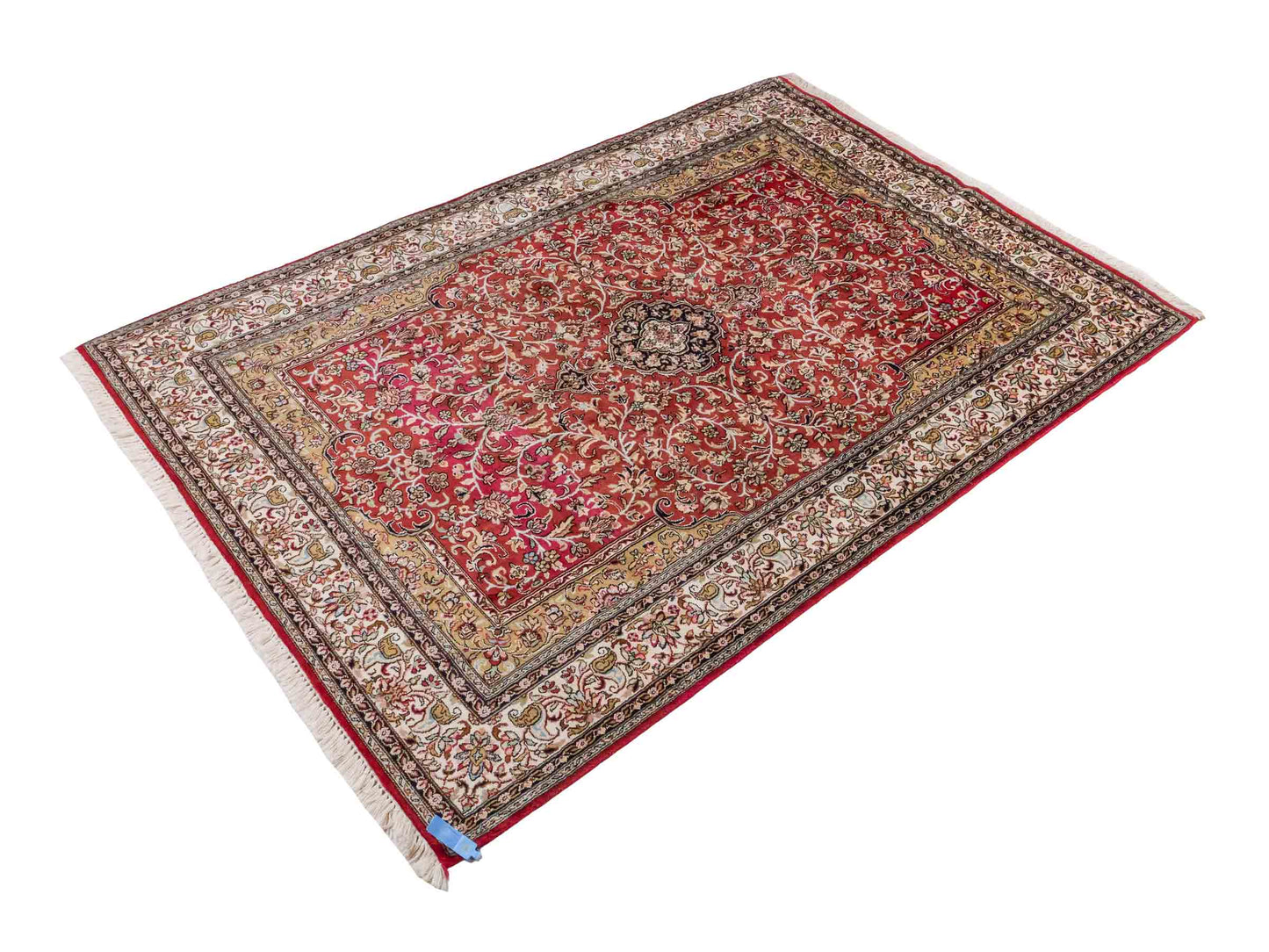 Handgeknüpfter Kaschmir Seidenteppich von Khademi aus Seide, rot. Feiner, indischer Orientteppich mit klassischem Medaillon von Hand geknüpft in Iran. Größe: 187 cm x 126 cm. Teppichnummer: SB3-1162 | Jupiter Intl.