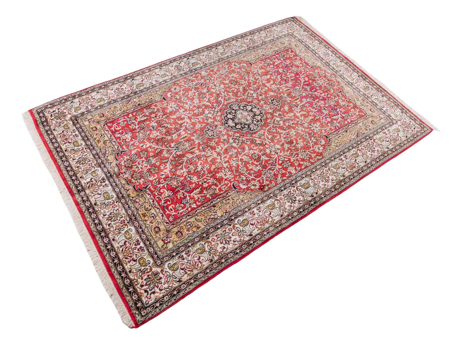 Handgeknüpfter Kaschmir Seidenteppich von Khademi aus Seide, rot. Feiner, indischer Orientteppich mit klassischem Medaillon von Hand geknüpft in Iran. Größe: 187 cm x 126 cm. Teppichnummer: SB3-1162 | Jupiter Intl.