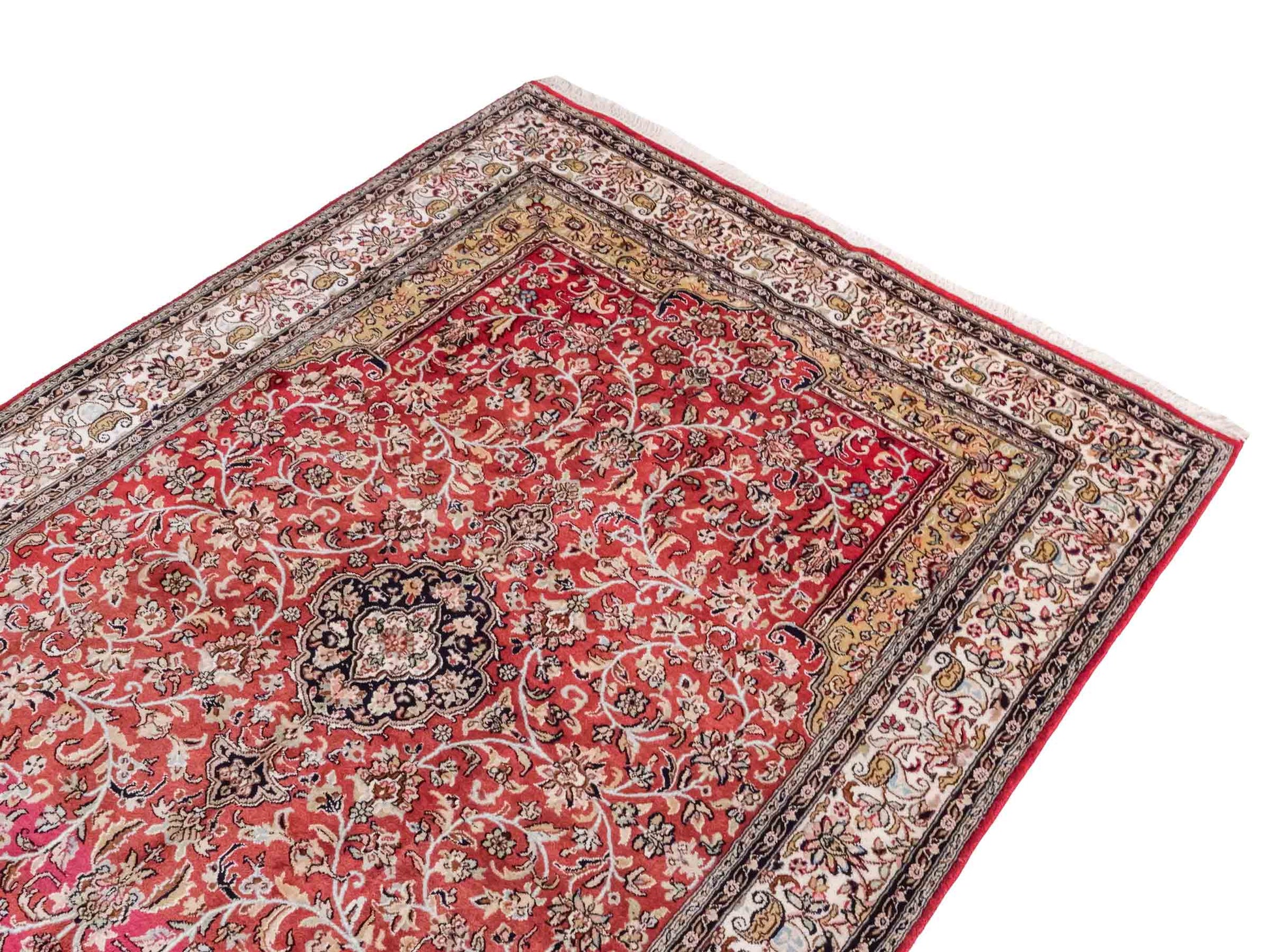Handgeknüpfter Kaschmir Seidenteppich von Khademi aus Seide, rot. Feiner, indischer Orientteppich mit klassischem Medaillon von Hand geknüpft in Iran. Größe: 187 cm x 126 cm. Teppichnummer: SB3-1162 | Jupiter Intl.