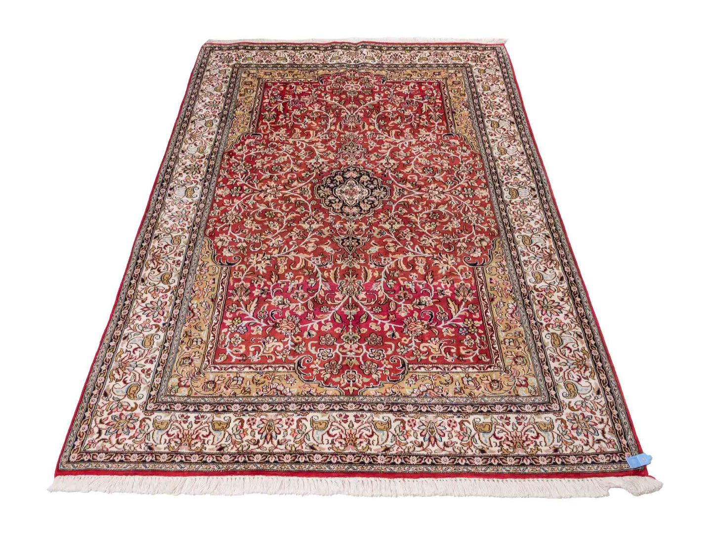 Handgeknüpfter Kaschmir Seidenteppich von Khademi aus Seide, rot. Feiner, indischer Orientteppich mit klassischem Medaillon von Hand geknüpft in Iran. Größe: 187 cm x 126 cm. Teppichnummer: SB3-1162 | Jupiter Intl.