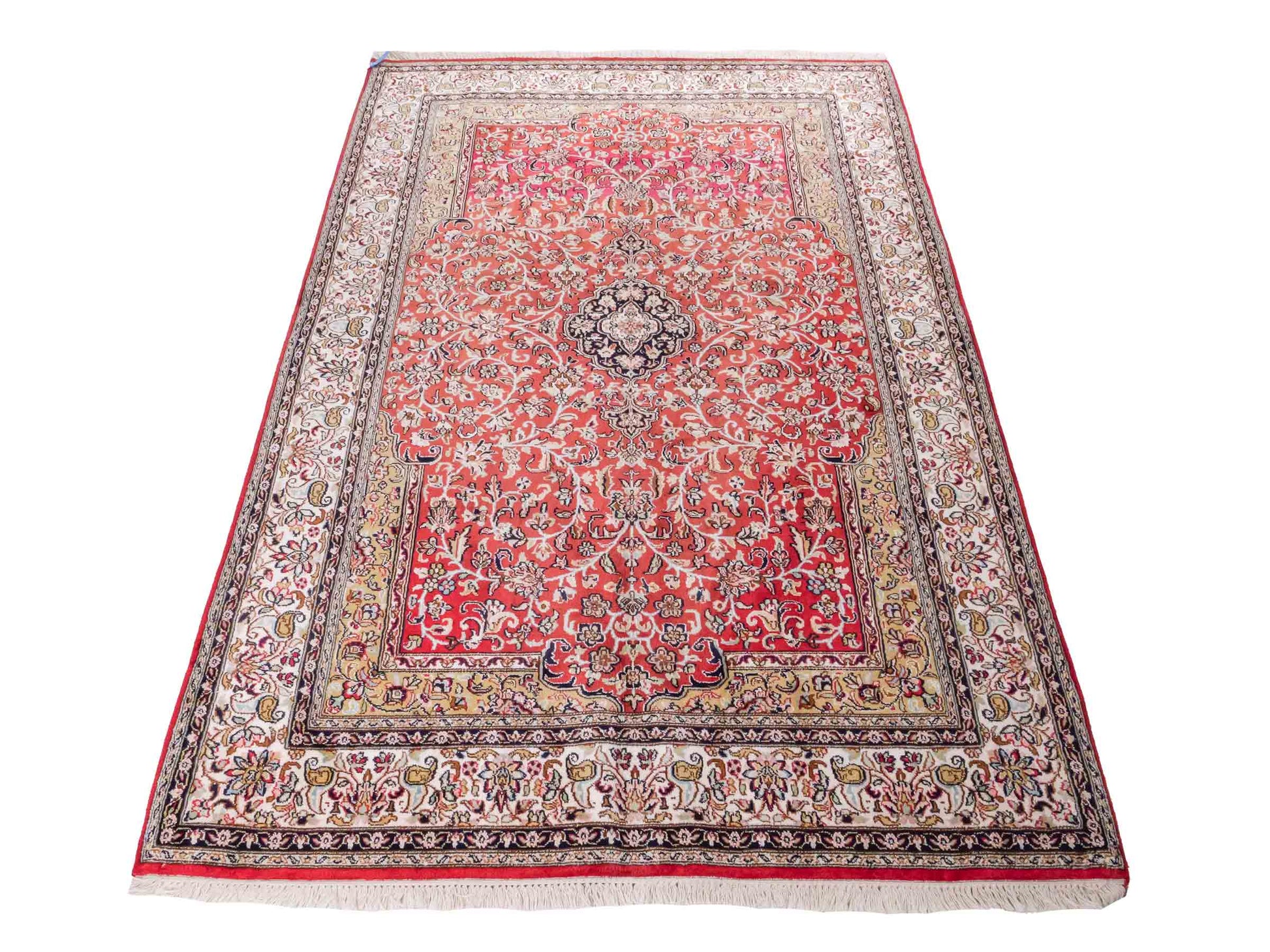 Handgeknüpfter Kaschmir Seidenteppich von Khademi aus Seide, rot. Feiner, indischer Orientteppich mit klassischem Medaillon von Hand geknüpft in Iran. Größe: 187 cm x 126 cm. Teppichnummer: SB3-1162 | Jupiter Intl.